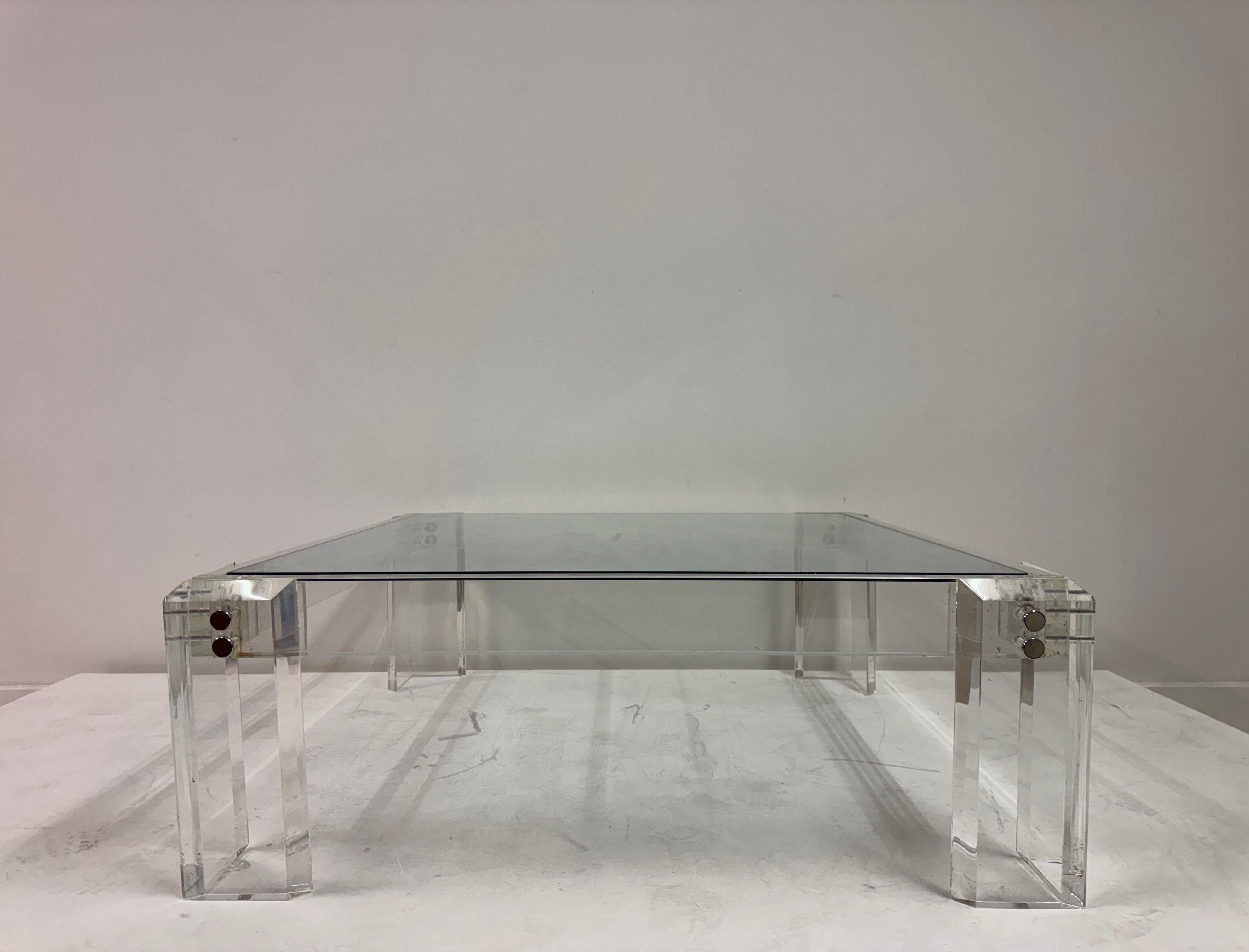 1970er Lucite und Glas Couchtisch (Hollywood Regency) im Angebot