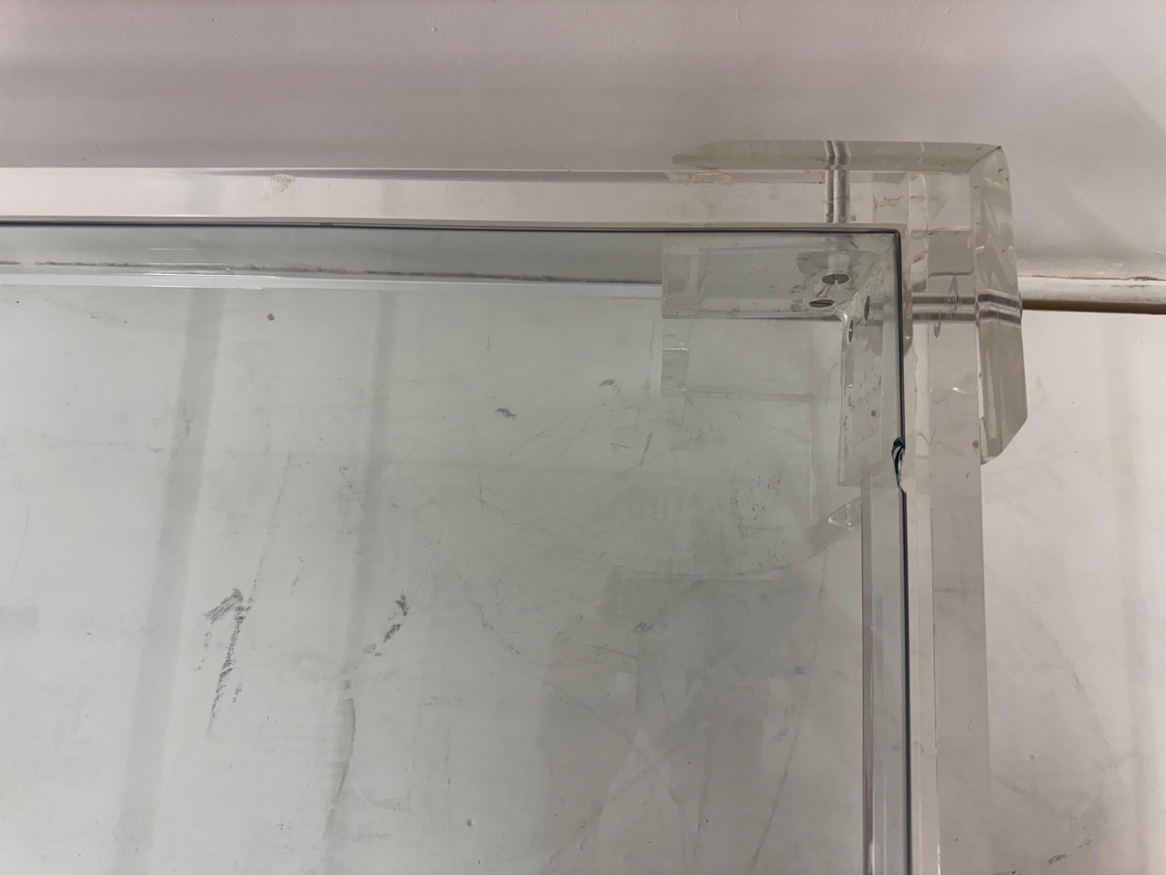 1970er Lucite und Glas Couchtisch im Angebot 2