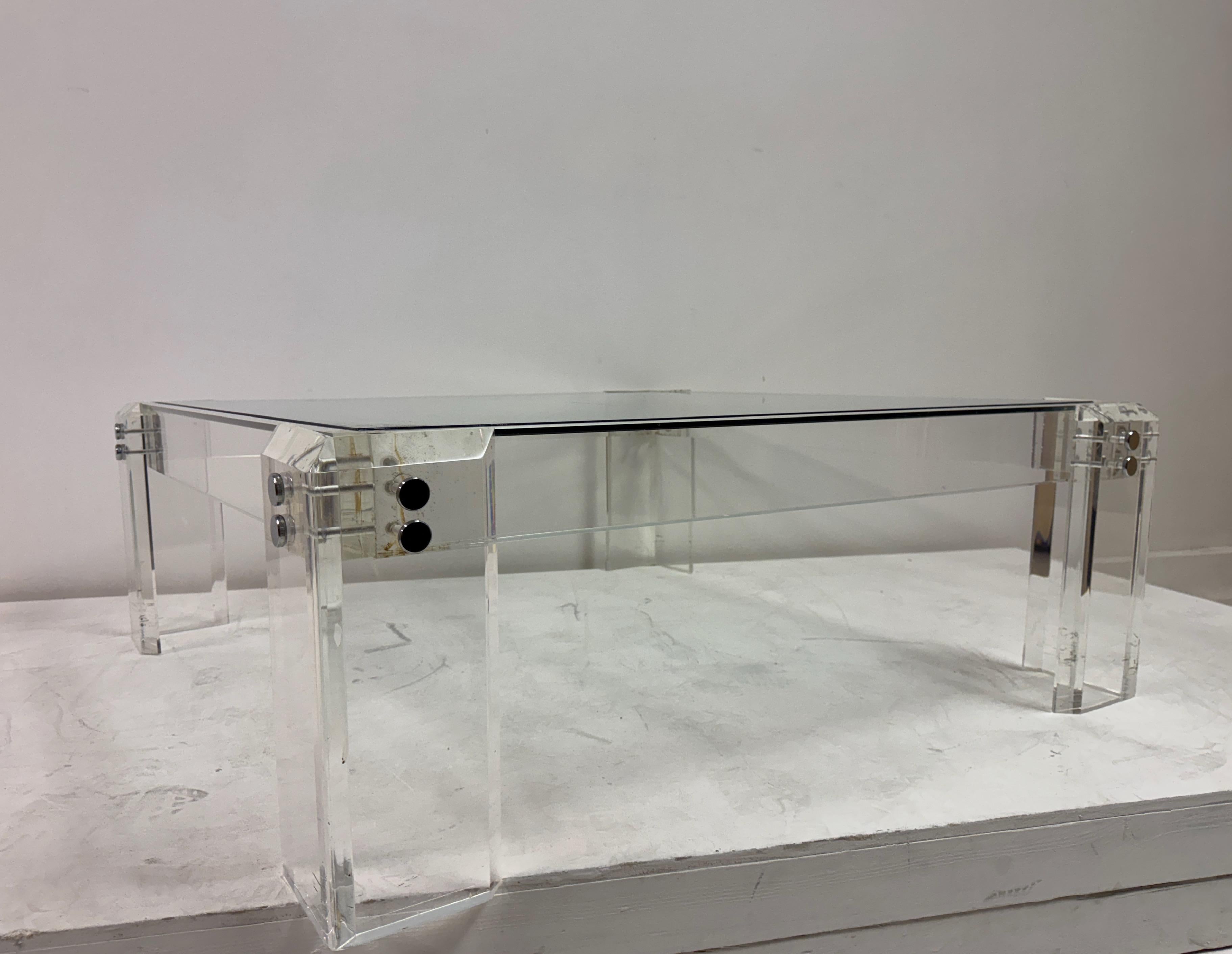 1970er Lucite und Glas Couchtisch im Angebot 3