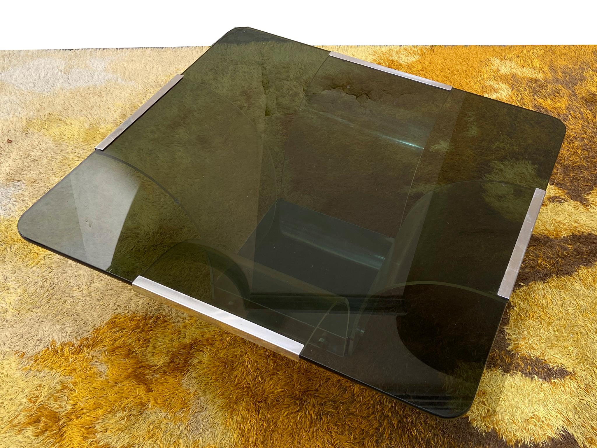 Verre Table basse carrée en verre et lucite des années 1970 de style Alessandro Albrizzi en vente