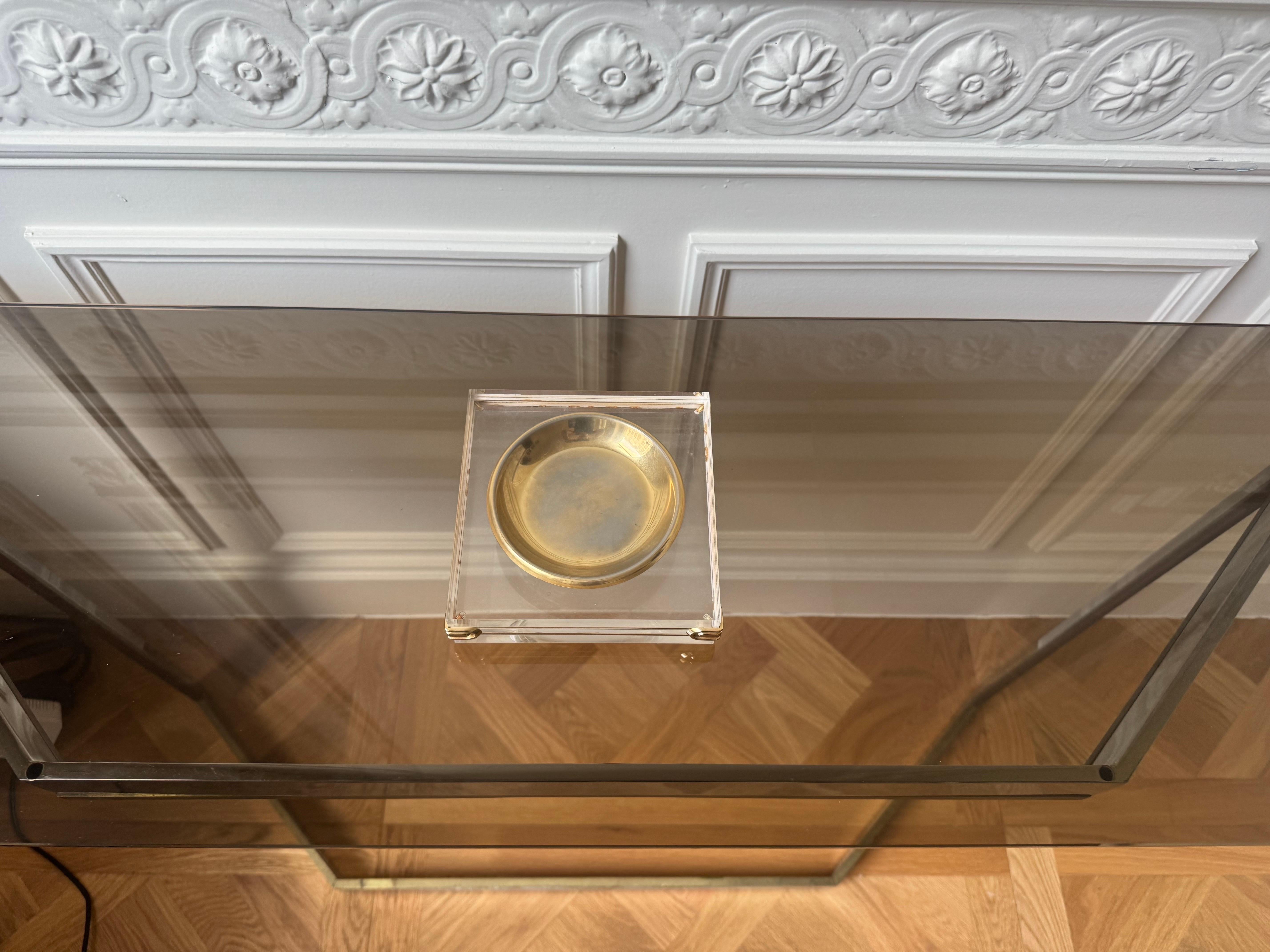 Plexiglass Videopoche in lucite e metallo dorato degli anni '70 in stile Hollywood Regency in vendita
