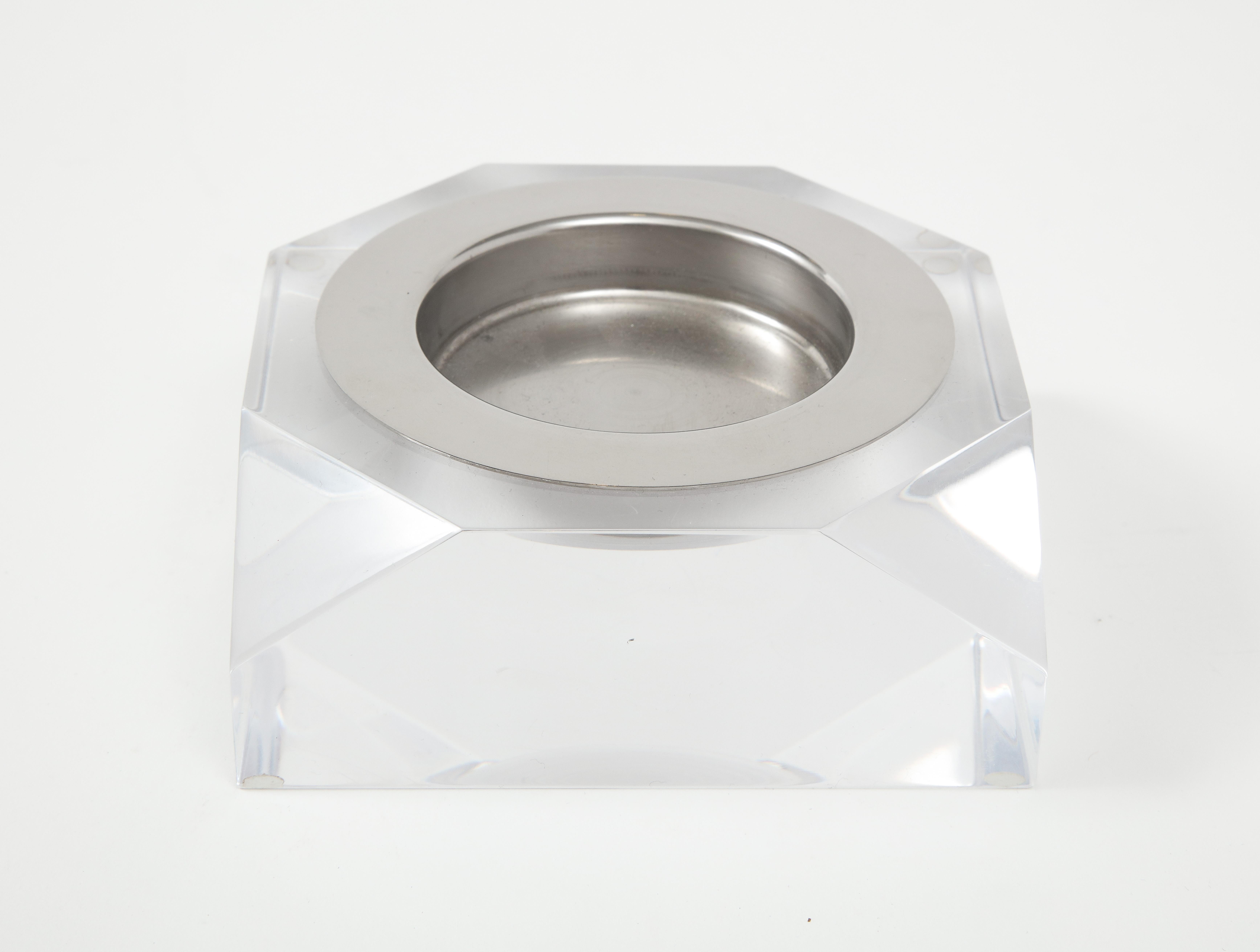 Set di posacenere e accendini in lucite degli anni '70 in vendita 3