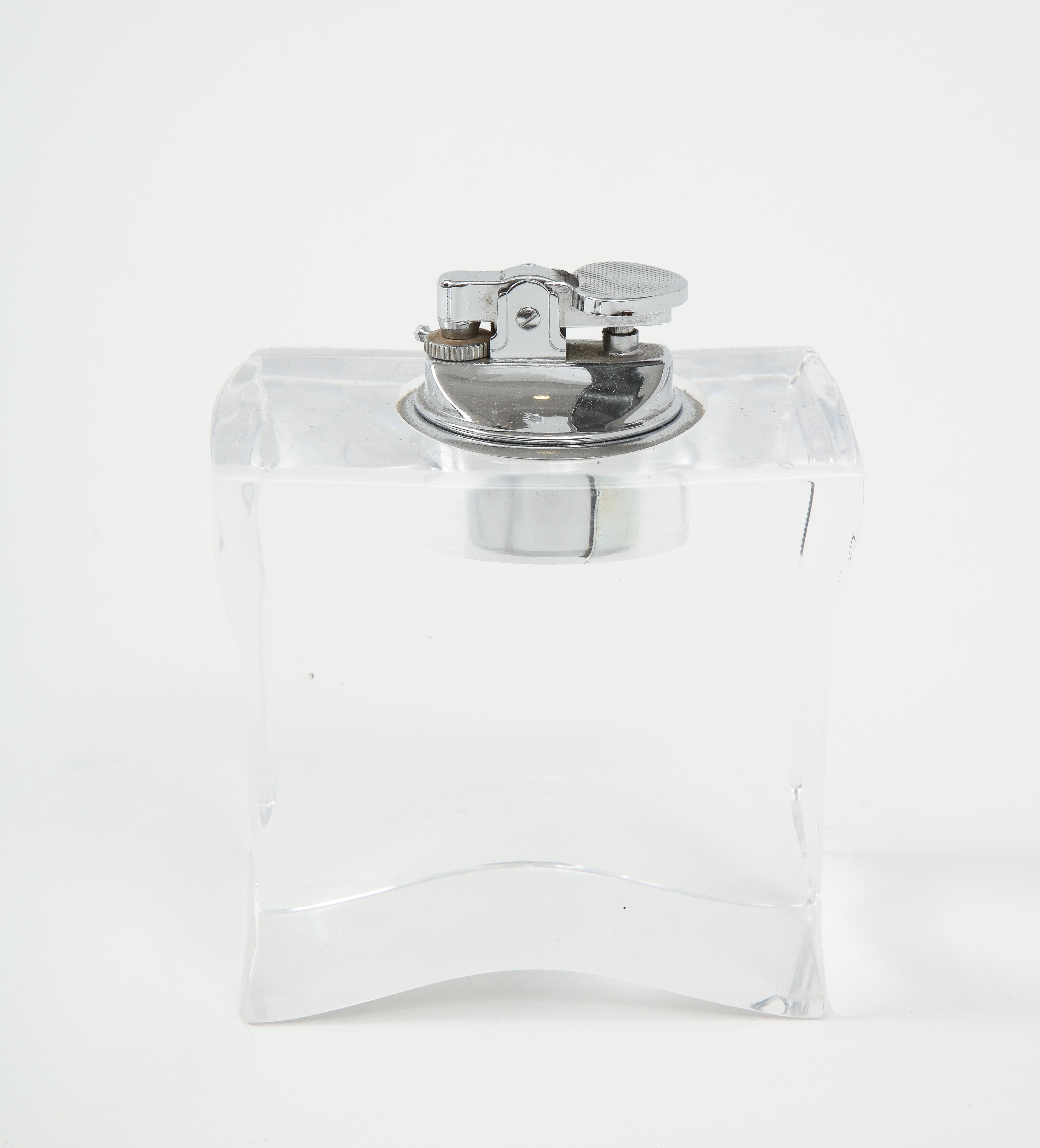 Cromo Set di posacenere e accendini in lucite degli anni '70 in vendita