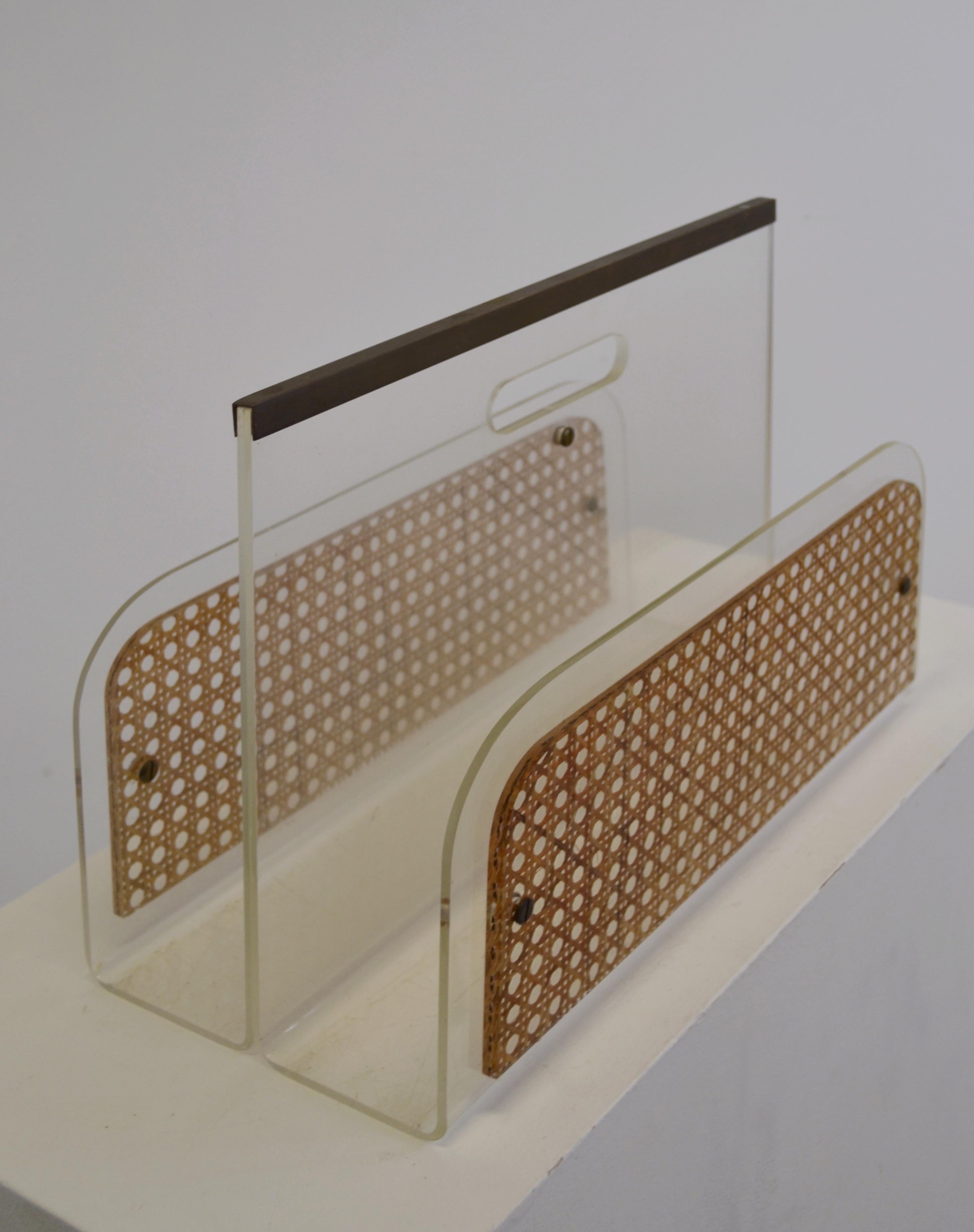 Hollywood Regency Porte-revues en lucite, laiton et rotin des années 1970 pour Christian Dior Home en vente
