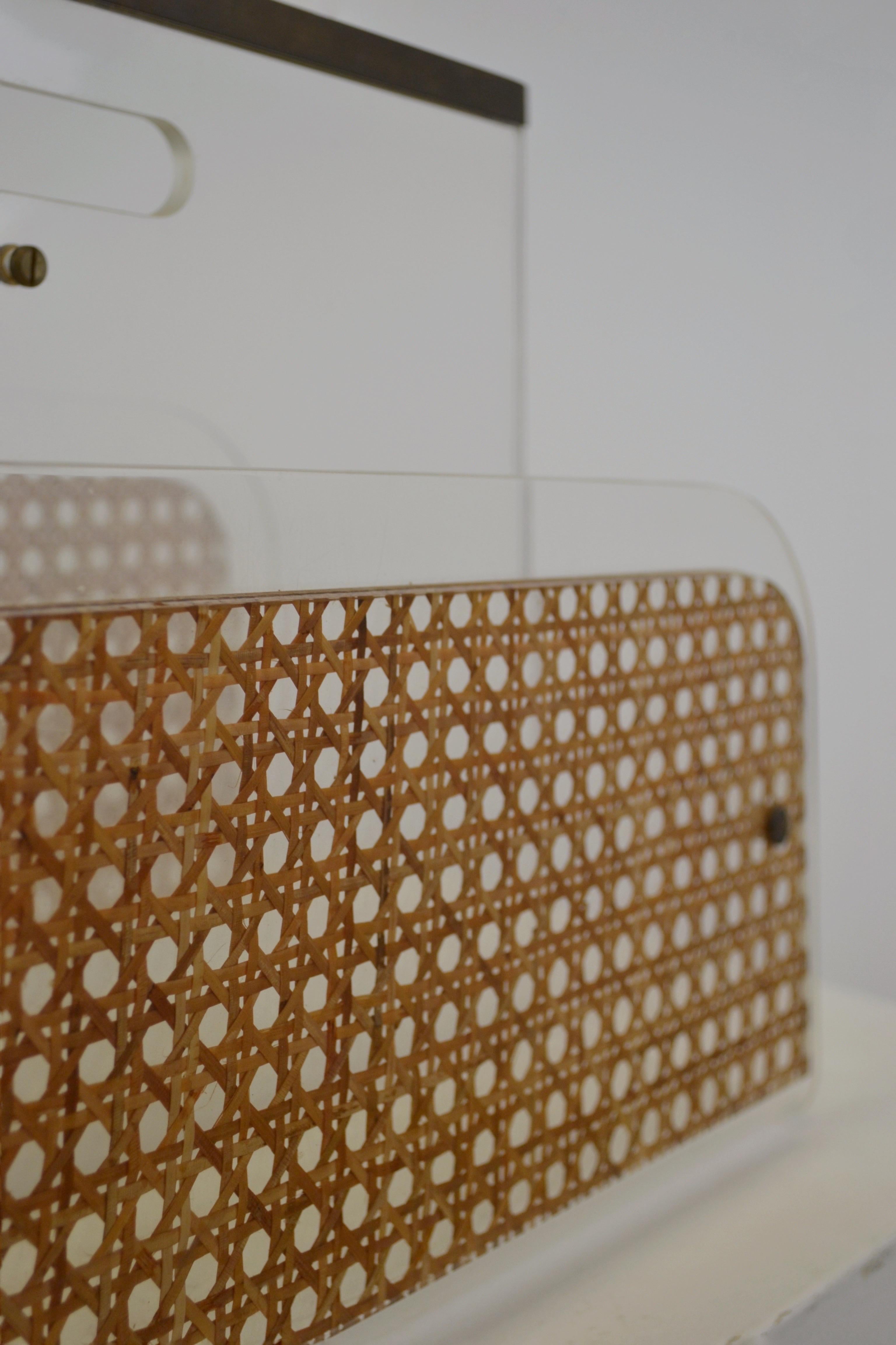 Français Porte-revues en lucite, laiton et rotin des années 1970 pour Christian Dior Home en vente