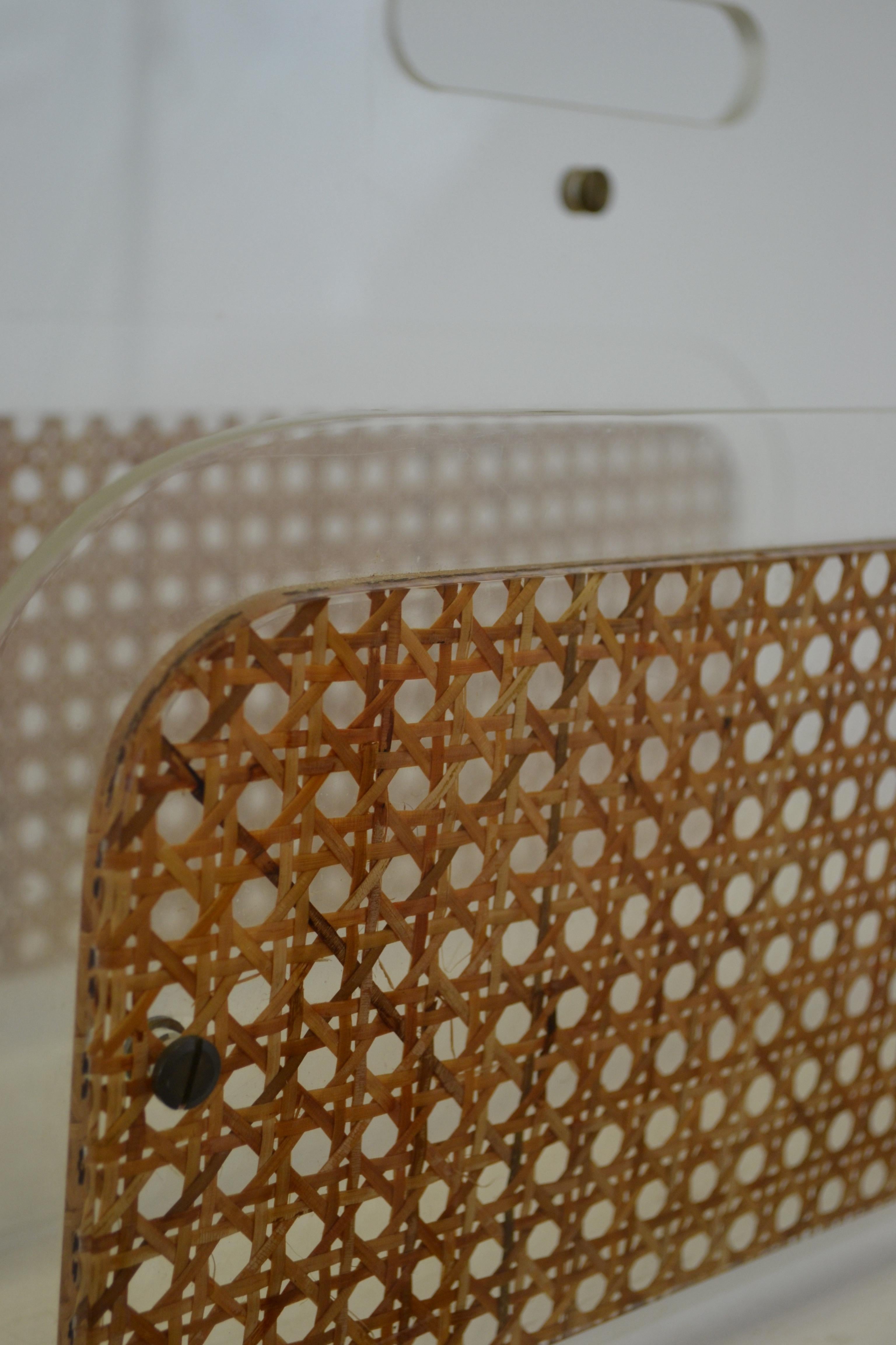 Fin du 20e siècle Porte-revues en lucite, laiton et rotin des années 1970 pour Christian Dior Home en vente