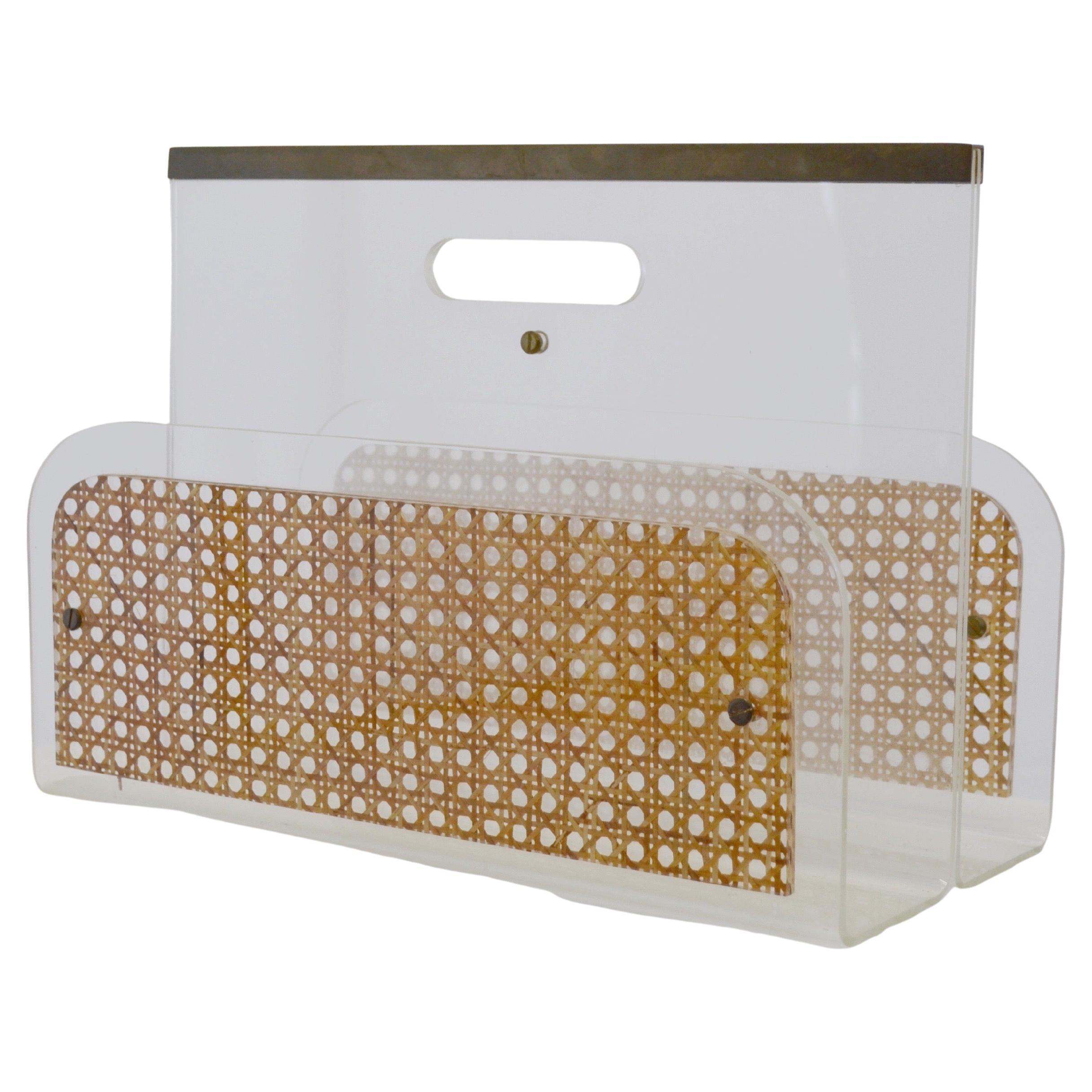 Porte-revues en lucite, laiton et rotin des années 1970 pour Christian Dior Home en vente