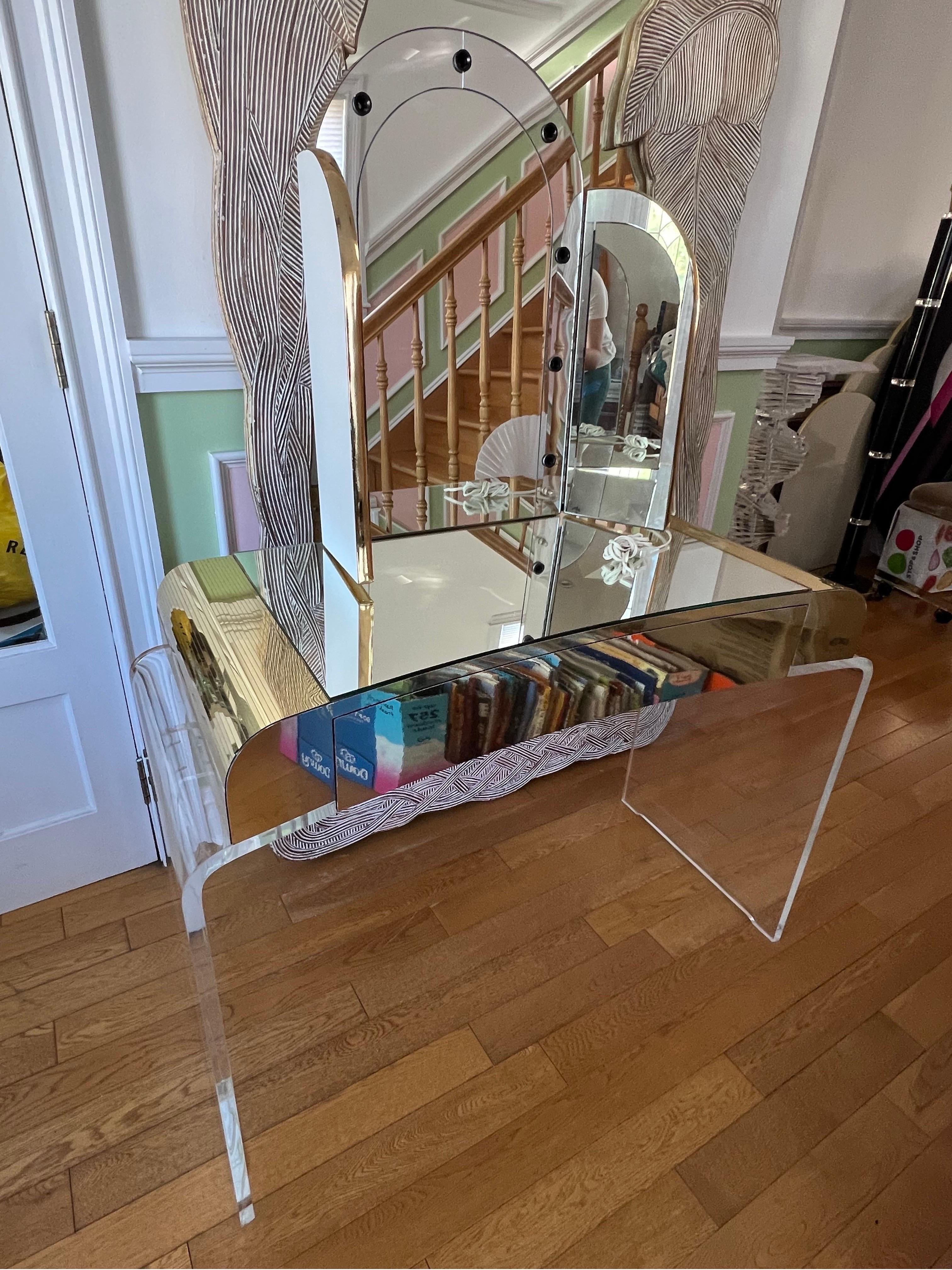 Set di specchi per vanità ad arco in lucite d'ottone prodotto da Hille Manufacturing

Viene fornito con lo sgabello in lucite abbinato. È molto raro trovare questo vanity con specchio trifold e dettagli in ottone. 

Le foto sono parte integrante