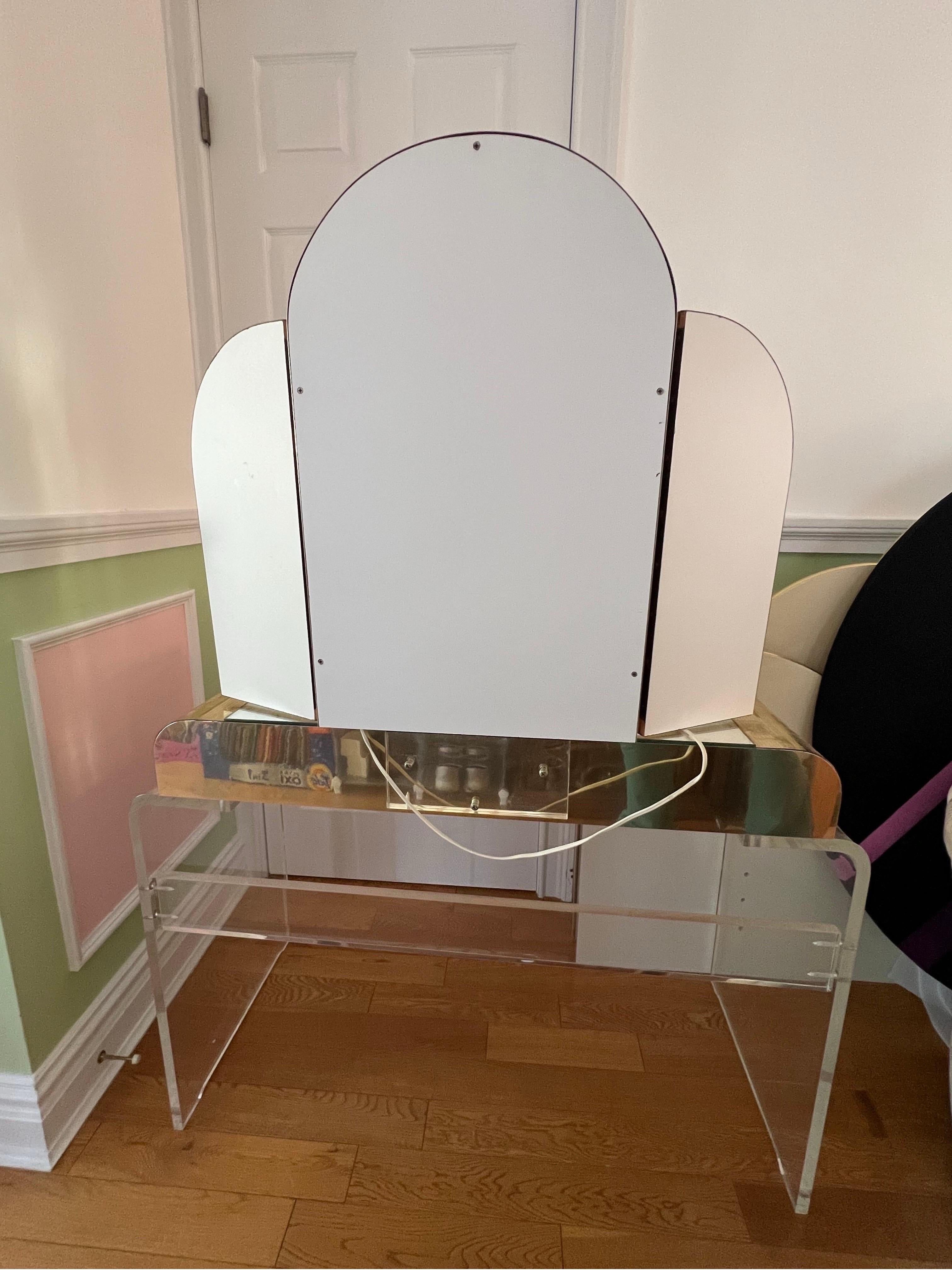 Postmoderno Specchio e sgabello ad arco in lucite e ottone degli anni '70 di Hill Manufacturing - set in vendita