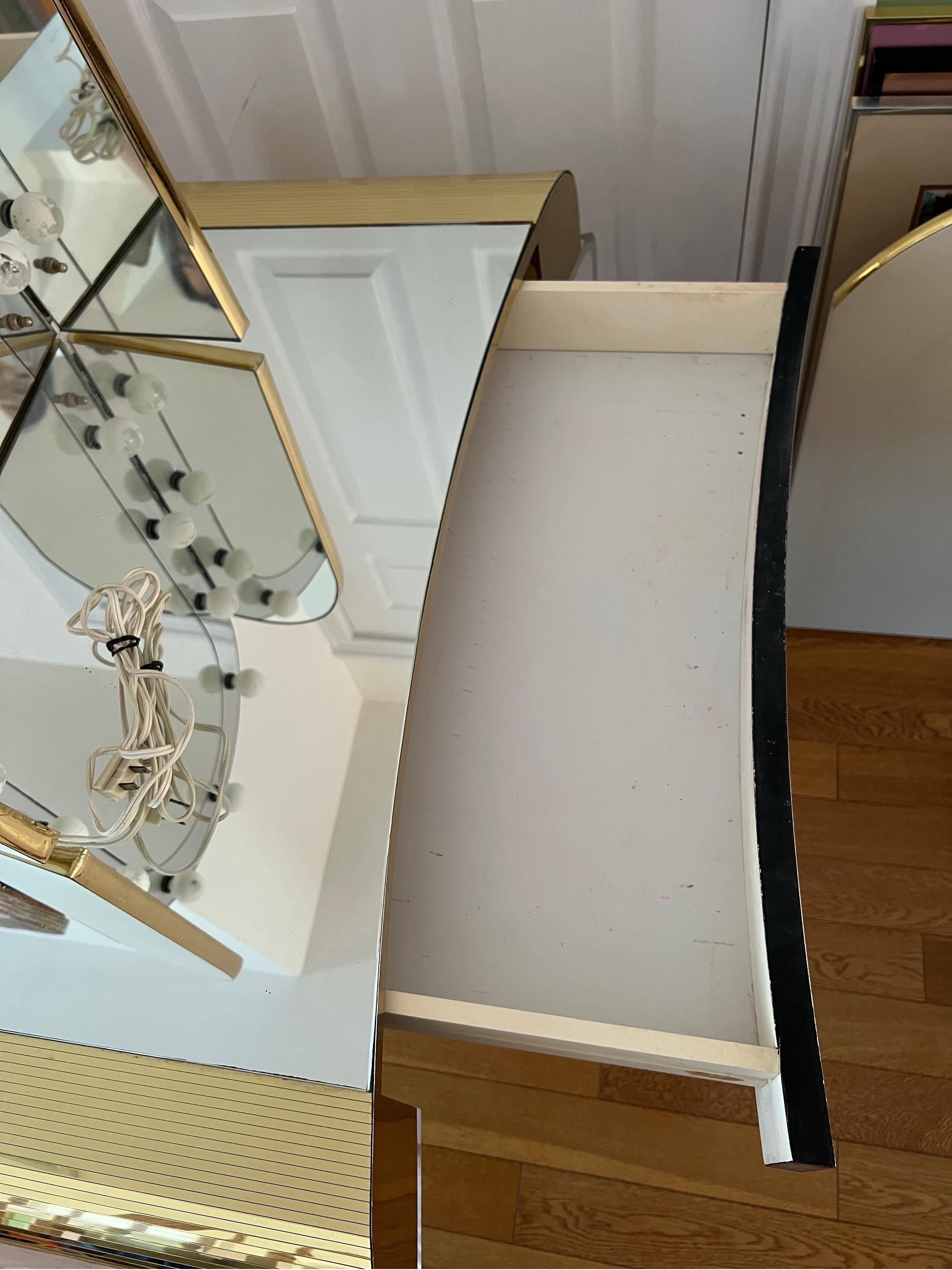 Americano Specchio e sgabello ad arco in lucite e ottone degli anni '70 di Hill Manufacturing - set in vendita