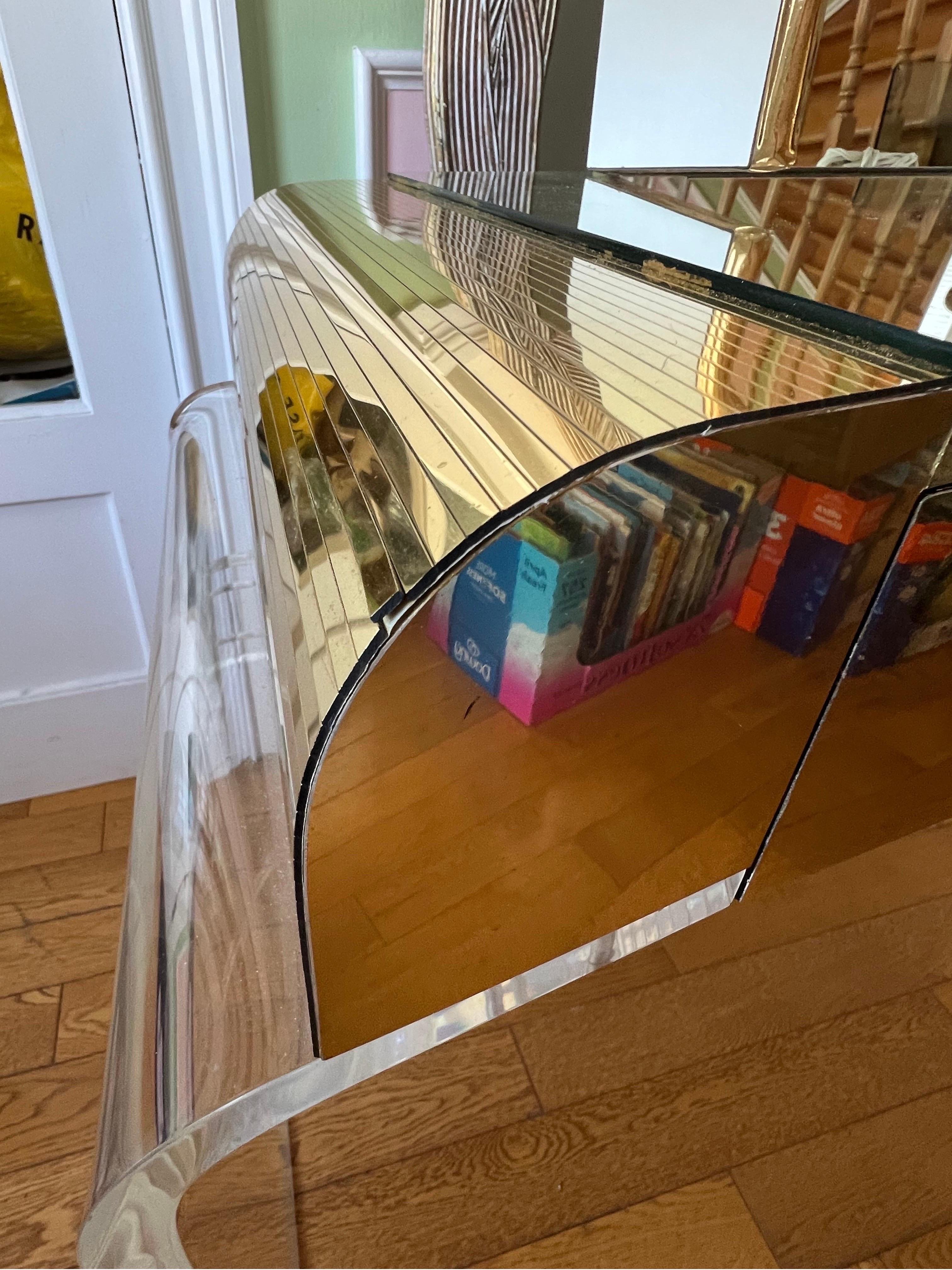 Specchio e sgabello ad arco in lucite e ottone degli anni '70 di Hill Manufacturing - set In condizioni buone in vendita a Staten Island, NY