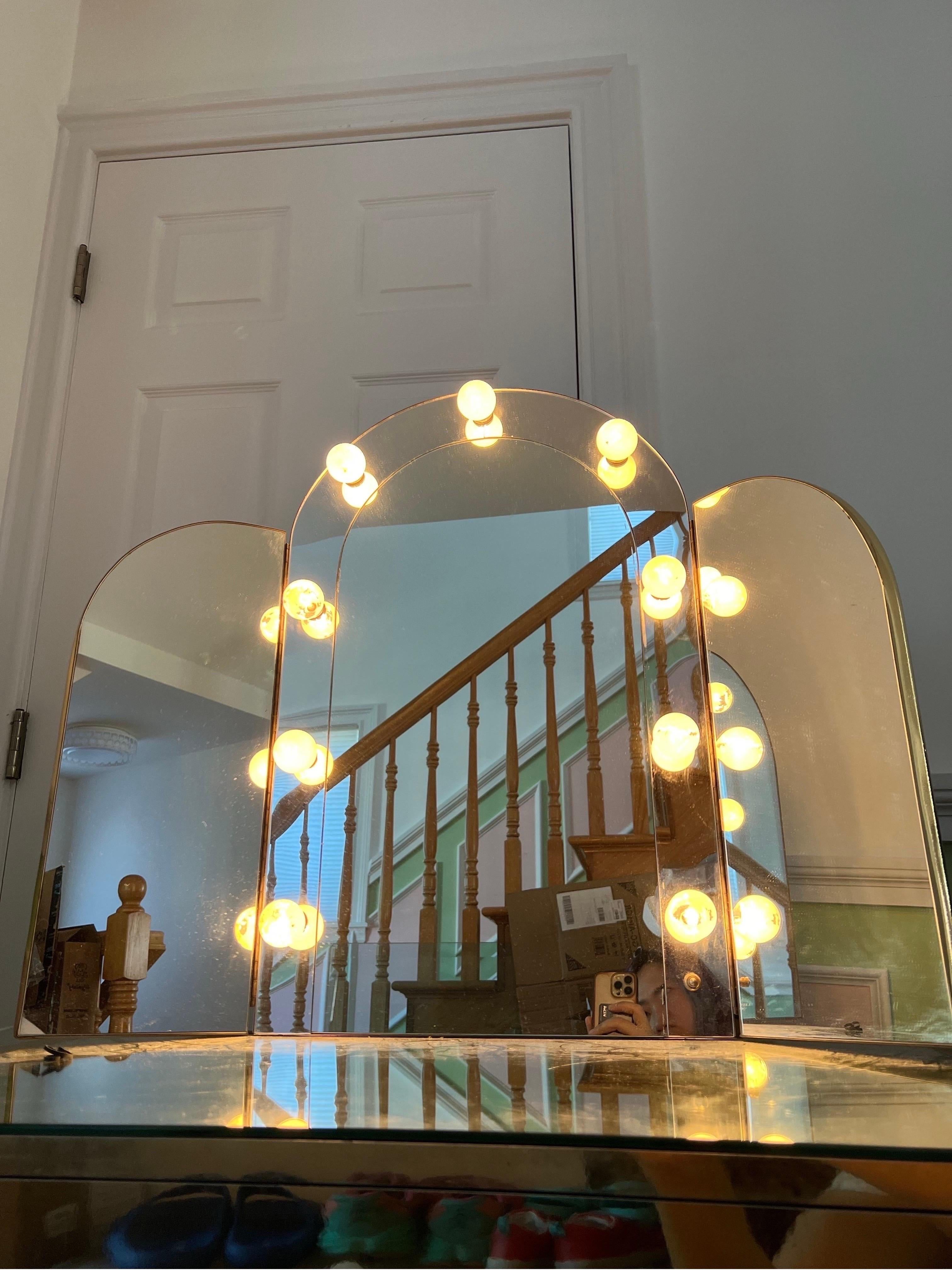 Fine XX secolo Specchio e sgabello ad arco in lucite e ottone degli anni '70 di Hill Manufacturing - set in vendita