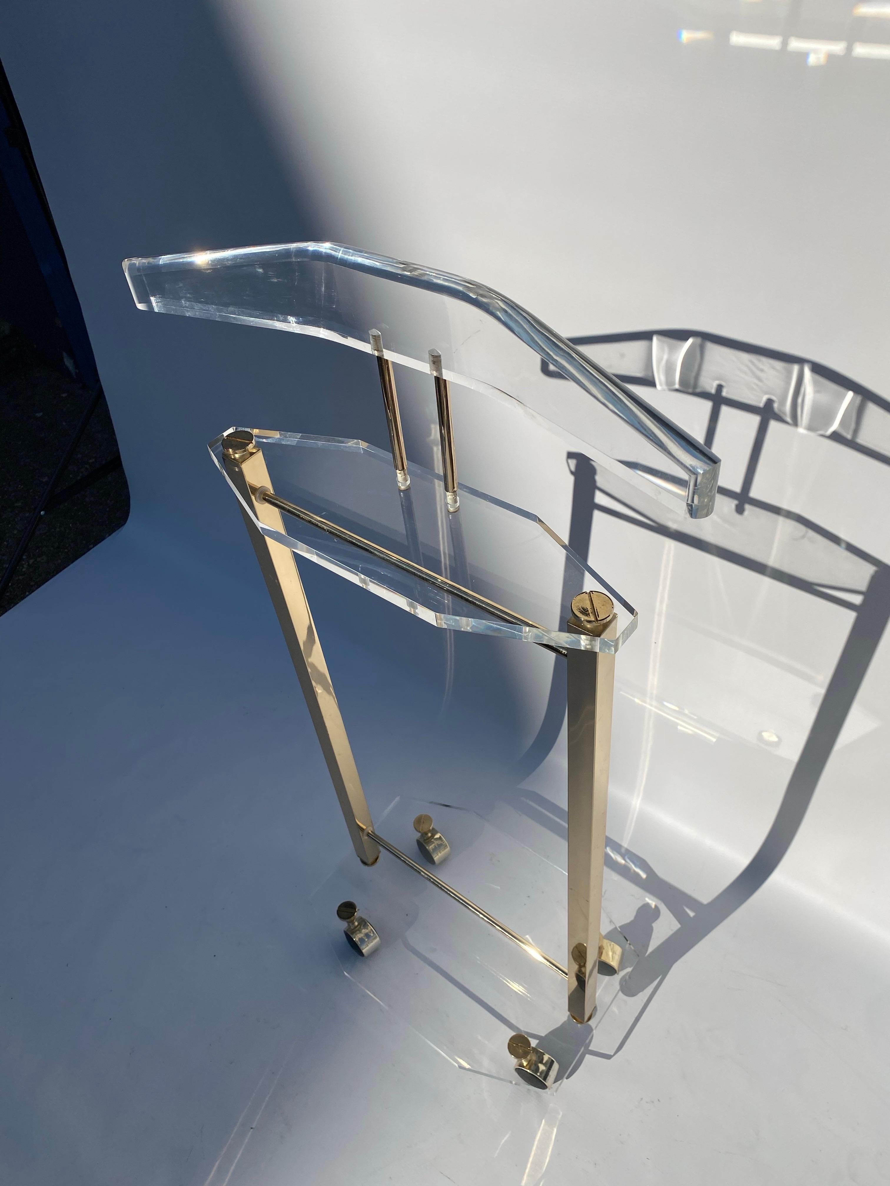 1970er Jahre Lucite Messing Valet Kleiderständer Postmoderne Hollywood Regency Garderobe Bedroo im Angebot 4