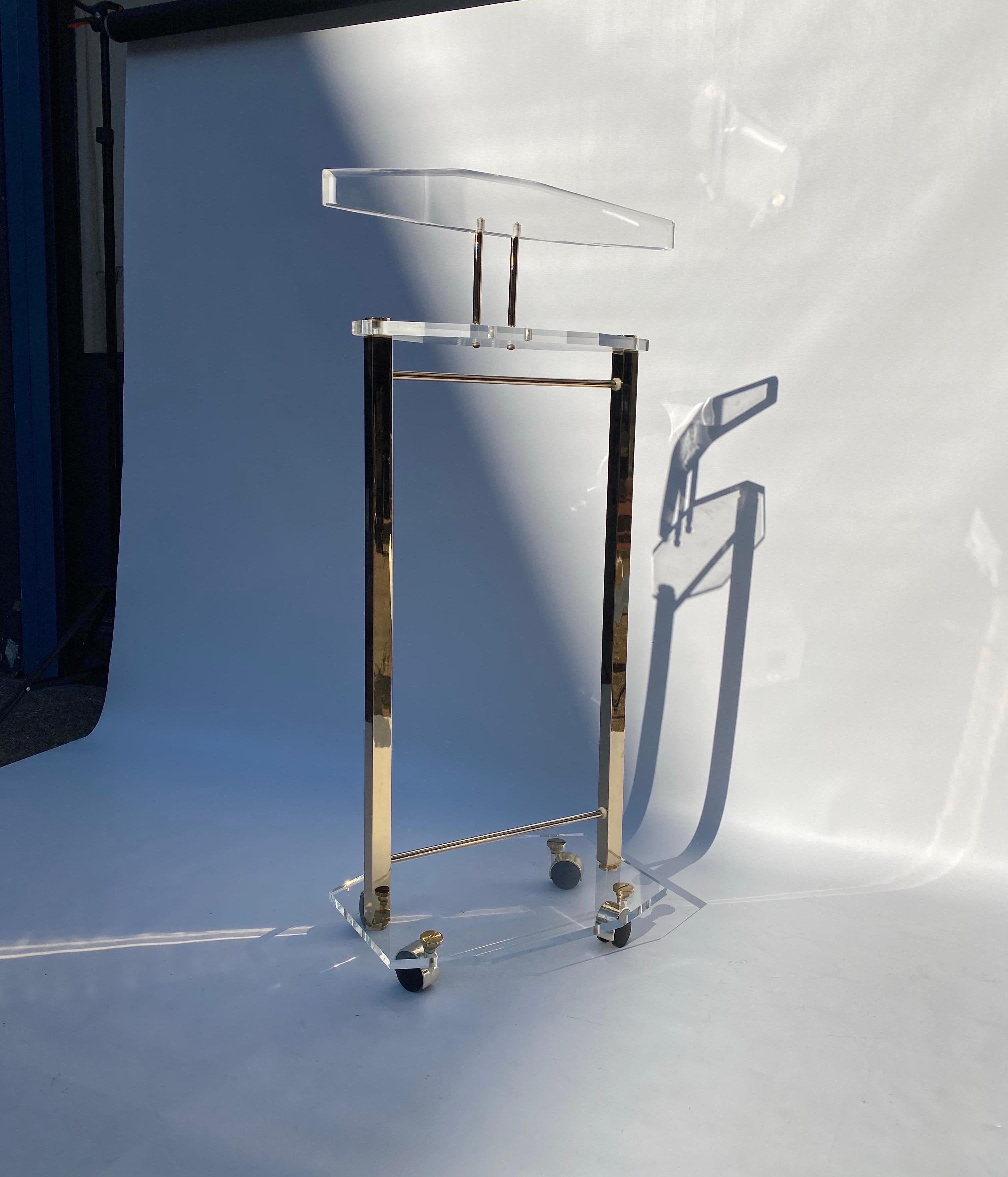 1970er Jahre Lucite Messing Valet Kleiderständer Postmoderne Hollywood Regency Garderobe Bedroo im Zustand „Gut“ im Angebot in London, GB