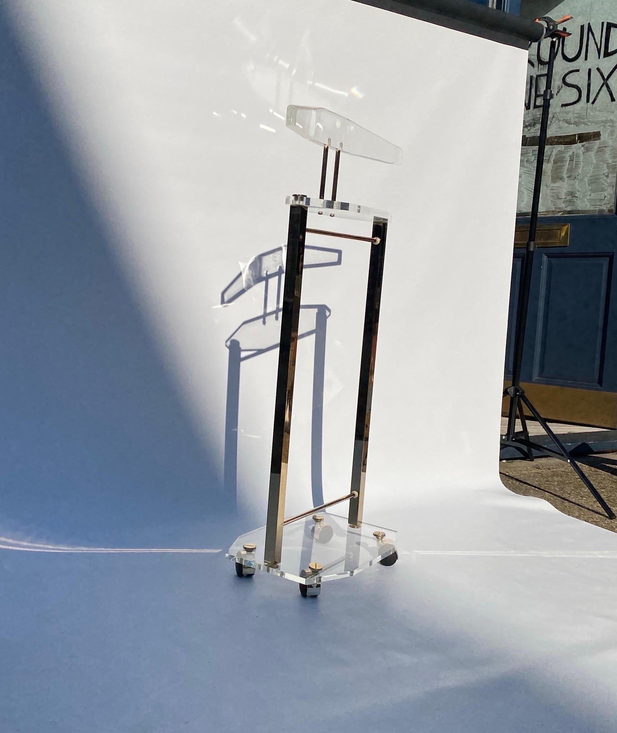 1970er Jahre Lucite Messing Valet Kleiderständer Postmoderne Hollywood Regency Garderobe Bedroo (Ende des 20. Jahrhunderts) im Angebot