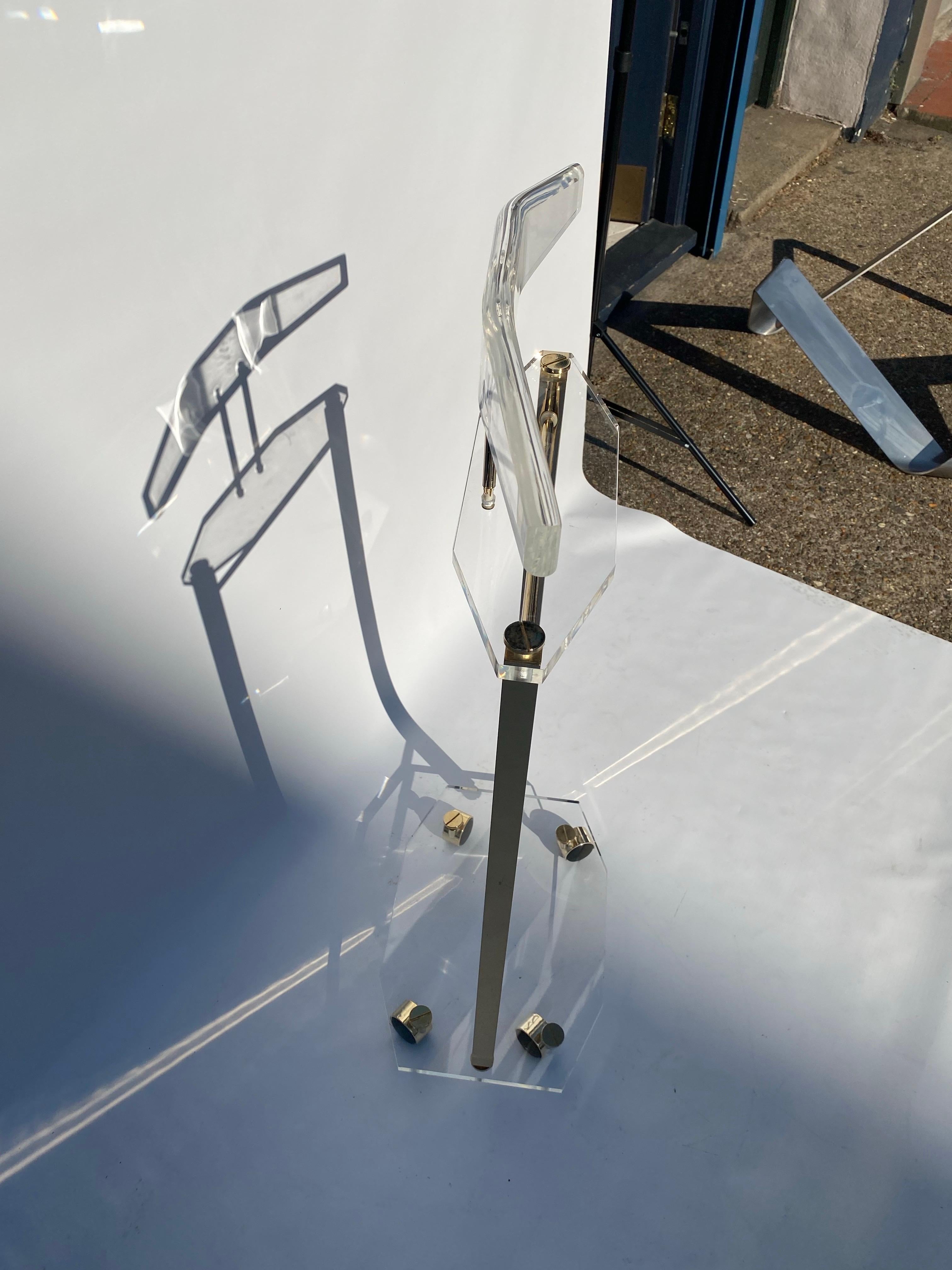 1970er Jahre Lucite Messing Valet Kleiderständer Postmoderne Hollywood Regency Garderobe Bedroo (Vergoldung) im Angebot