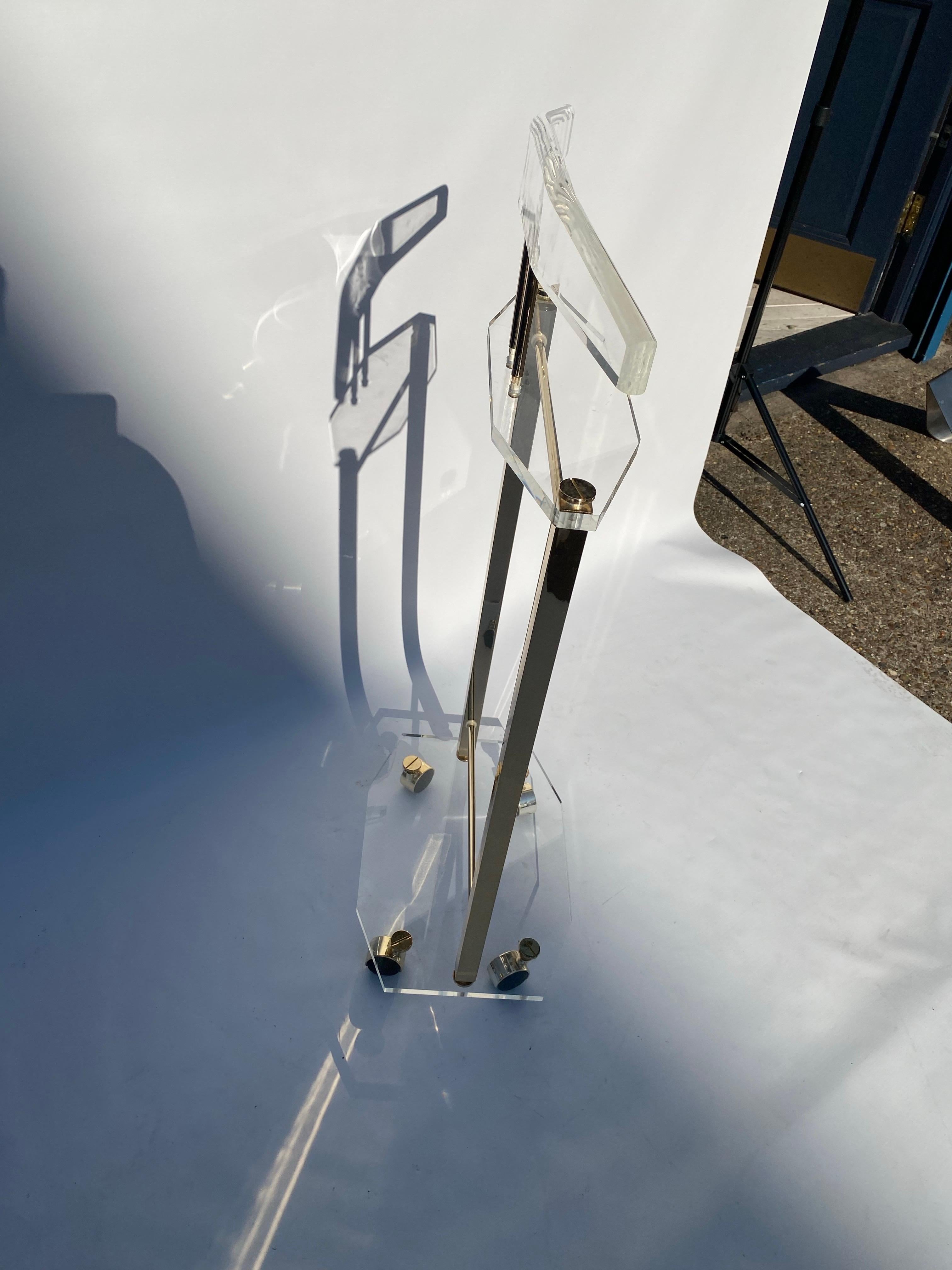 1970er Jahre Lucite Messing Valet Kleiderständer Postmoderne Hollywood Regency Garderobe Bedroo im Angebot 1