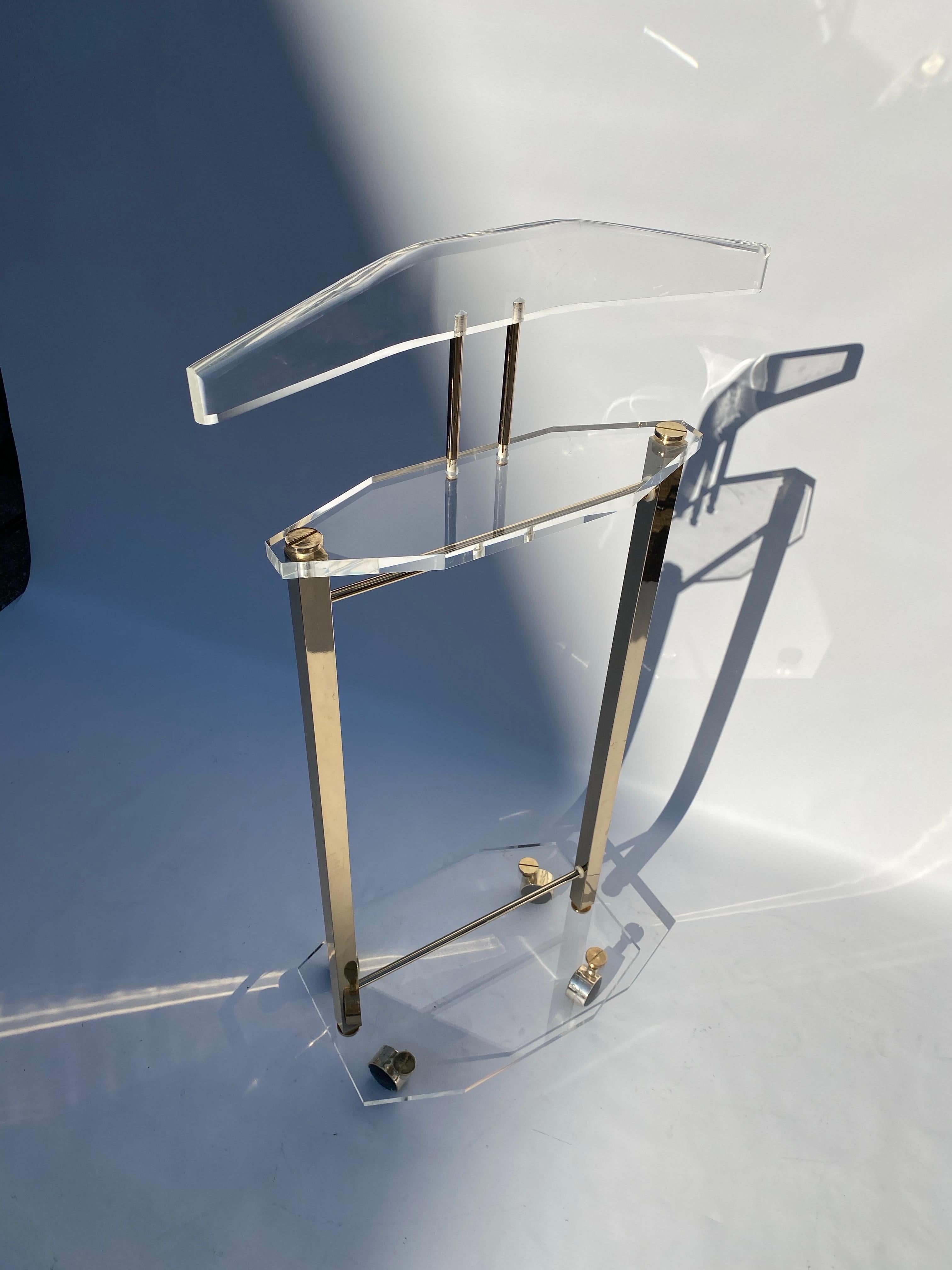1970er Jahre Lucite Messing Valet Kleiderständer Postmoderne Hollywood Regency Garderobe Bedroo im Angebot 2