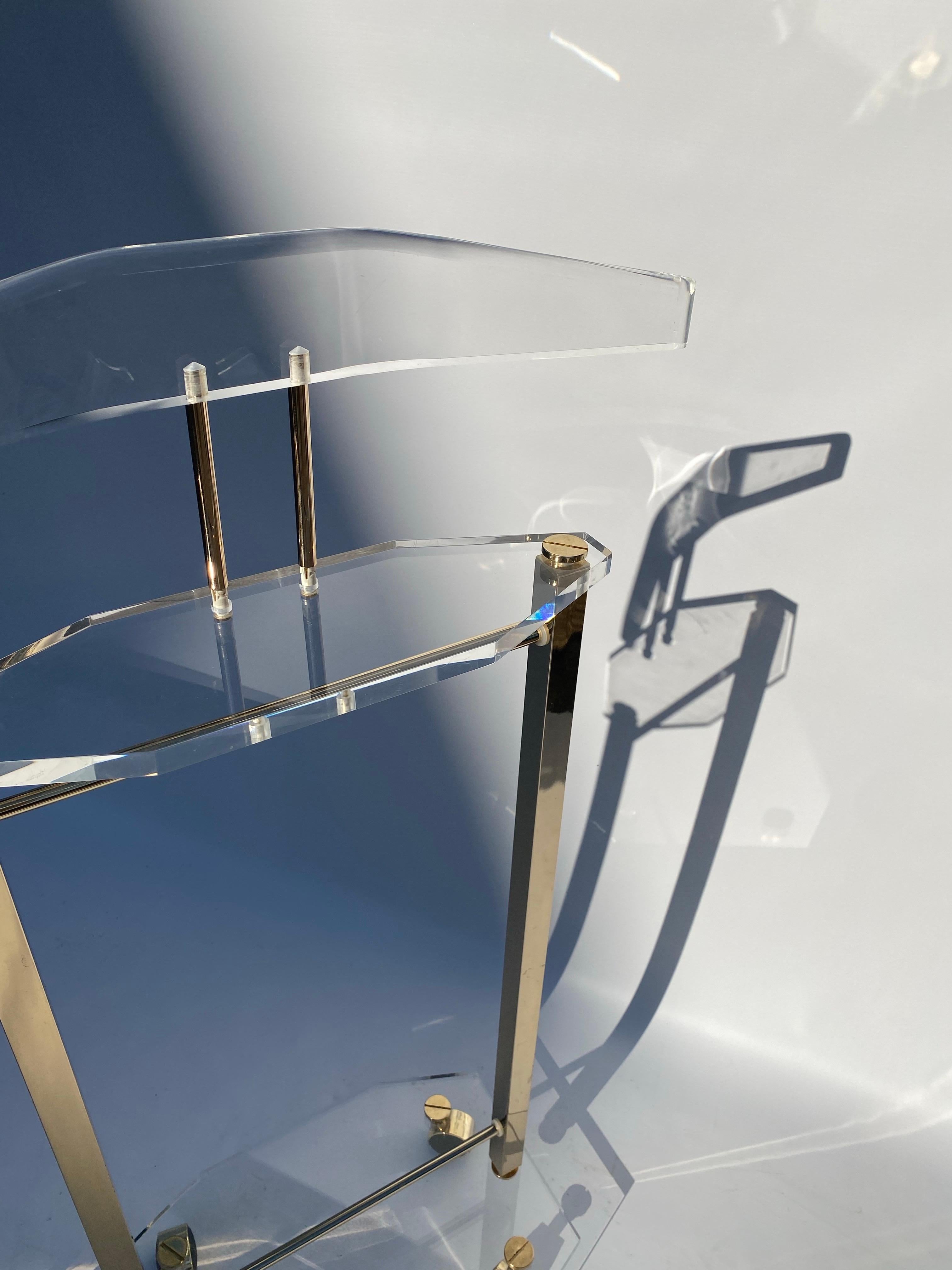 1970er Jahre Lucite Messing Valet Kleiderständer Postmoderne Hollywood Regency Garderobe Bedroo im Angebot 3