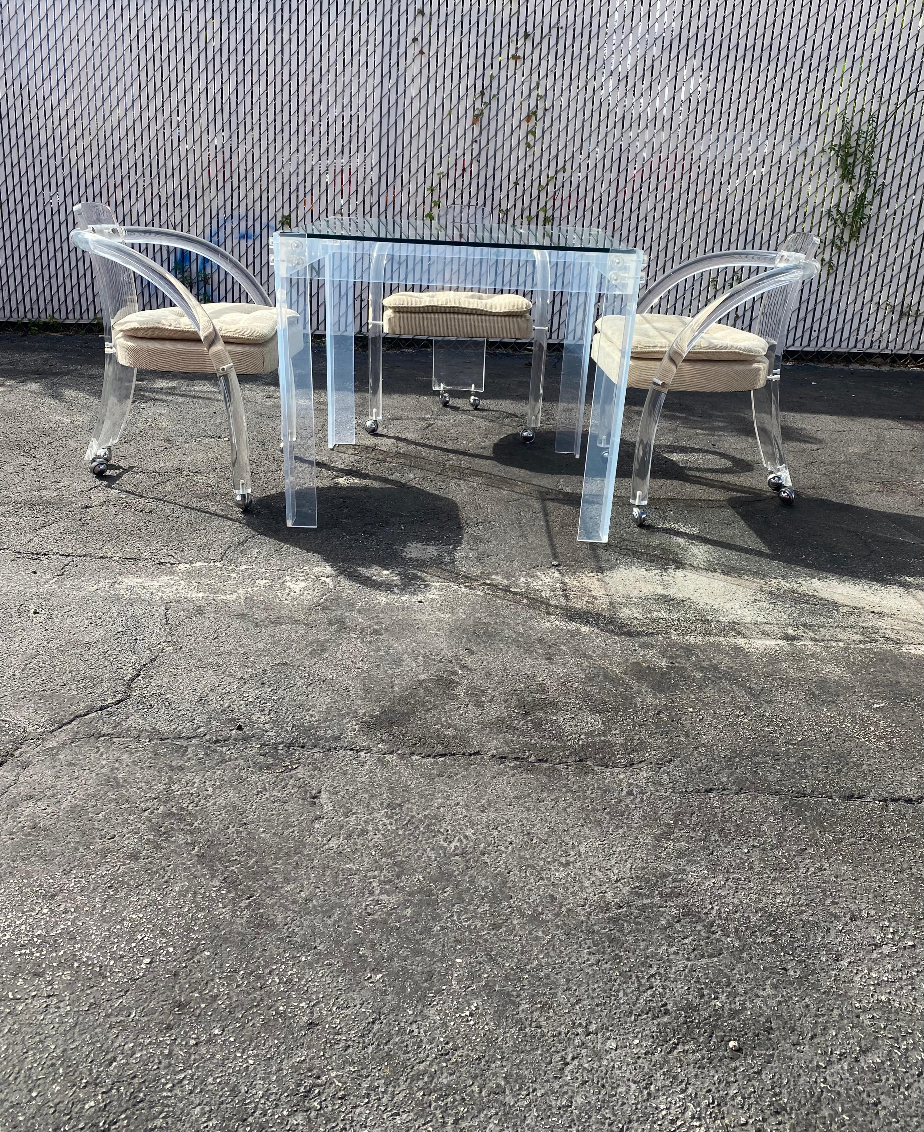 Mid-Century Modern Table et chaises de jeu en lucite de salle à manger des années 1970, lot de 4 en vente