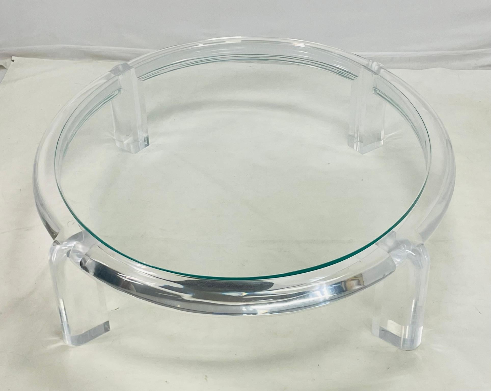 Table basse ronde en verre et en lucite des années 1970, attribuée à Karl Springer, modèle Mark II. Cette table sculpturale incarne le glamour et le savoir-faire des époques Hollywood Regency et mid-century modern, ce qui en fait un point de mire