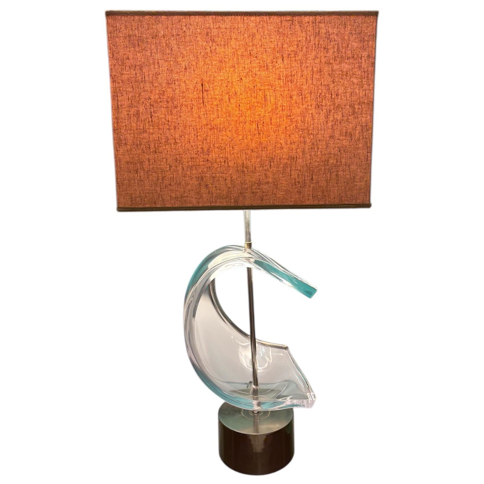 Lampe en lucite des années 1970 en vente