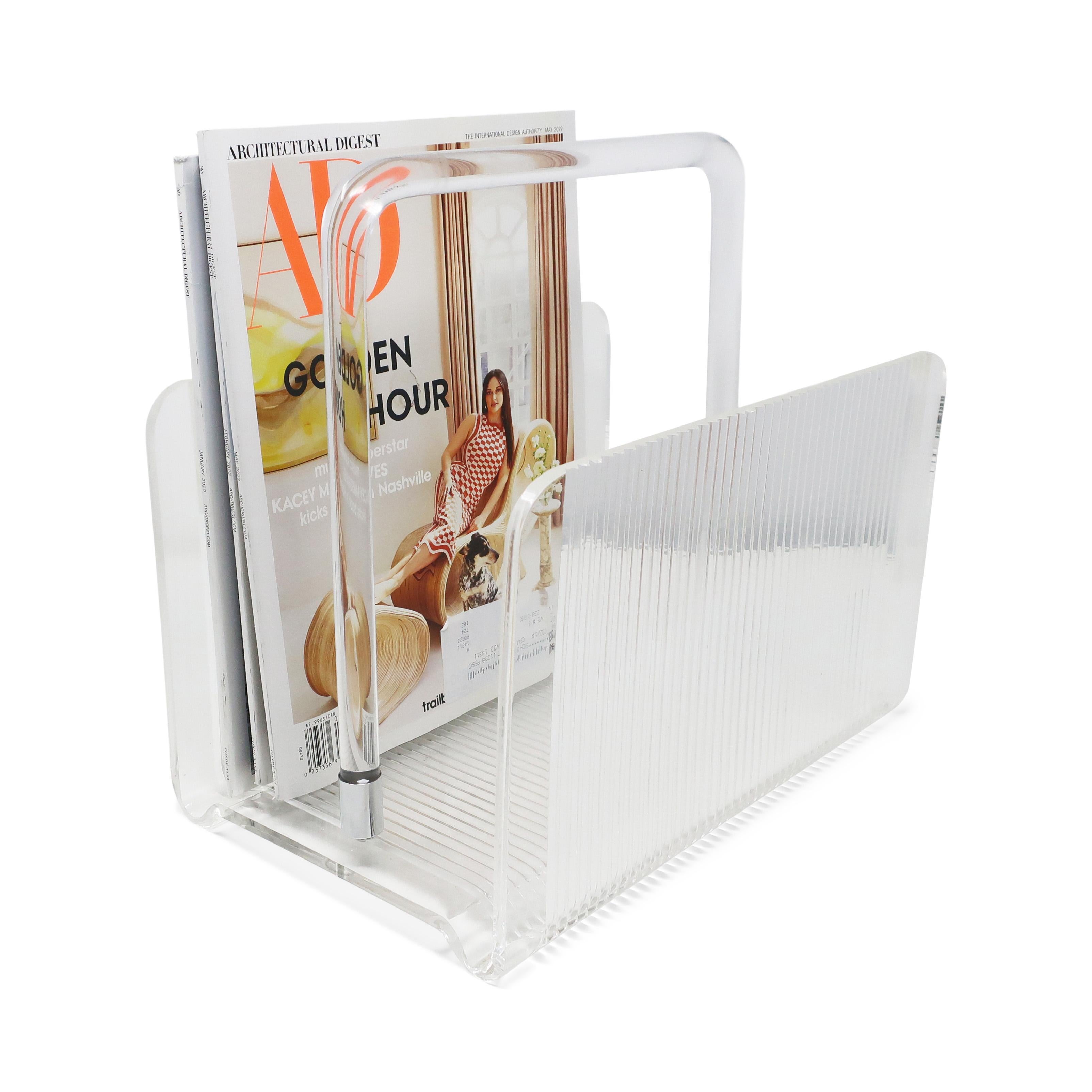 An elegant vintage lucite magazine rack with rounded clear lucite handle. Perfect for storing magazines, books, or records and adding a lovely mid-century modern touch to any living room. In good condition with no maker's mark.

Measures: 8
