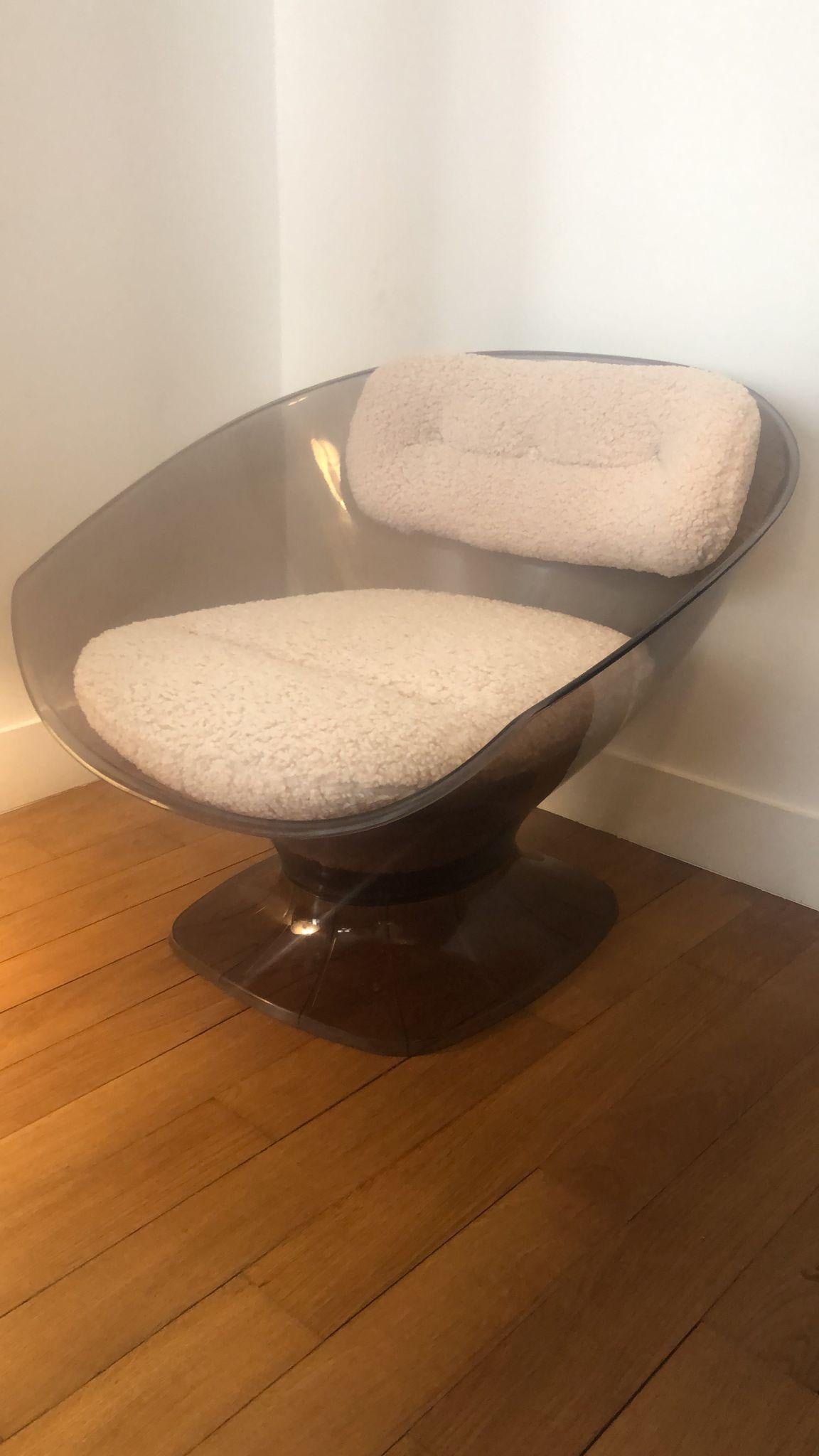 French 1970s lucite Pod lounge chair by Raphael Raffel For Sale