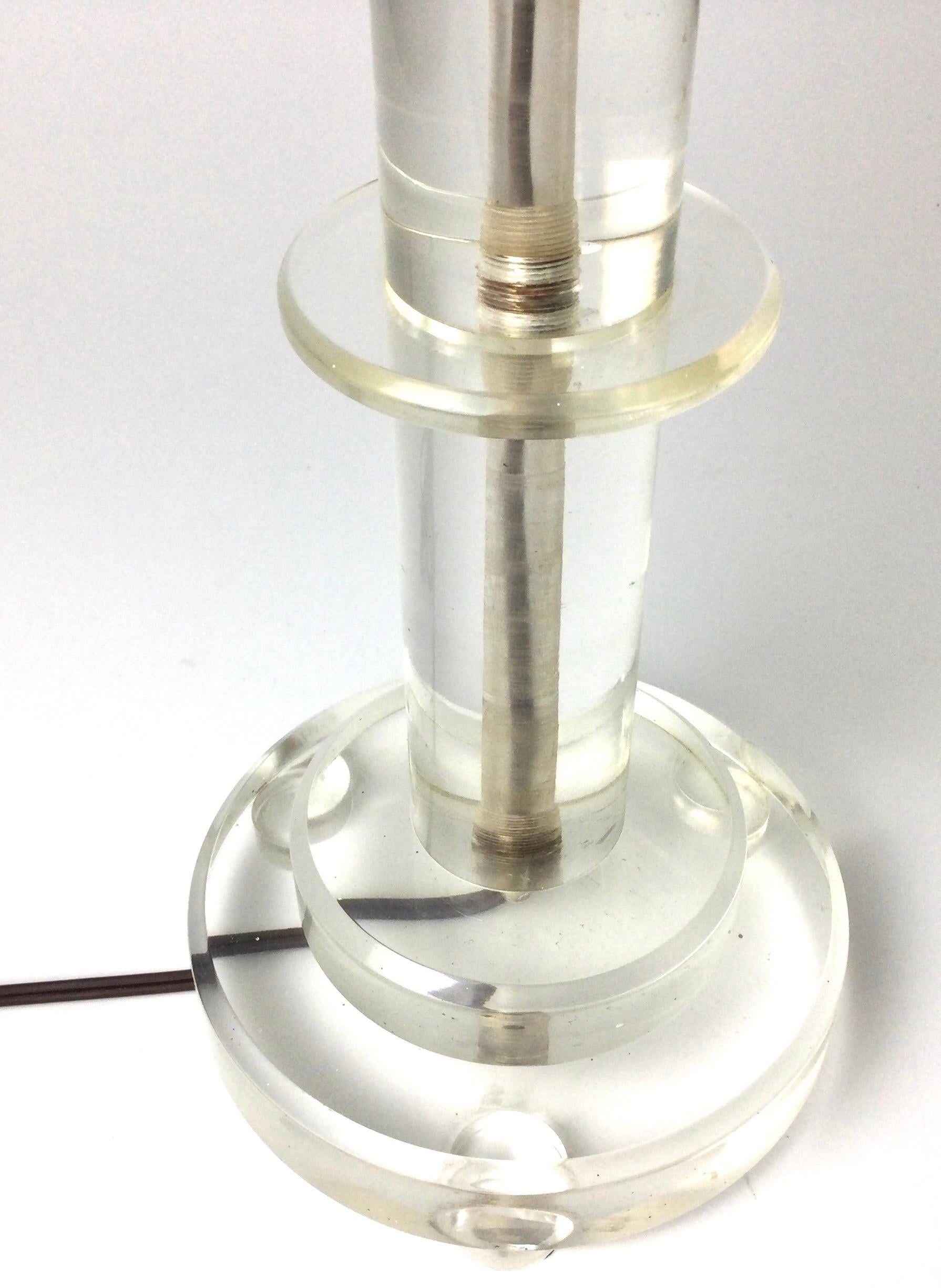 1970s Lucite Round Table Lamp In Good Condition For Sale In Lambertville, NJ