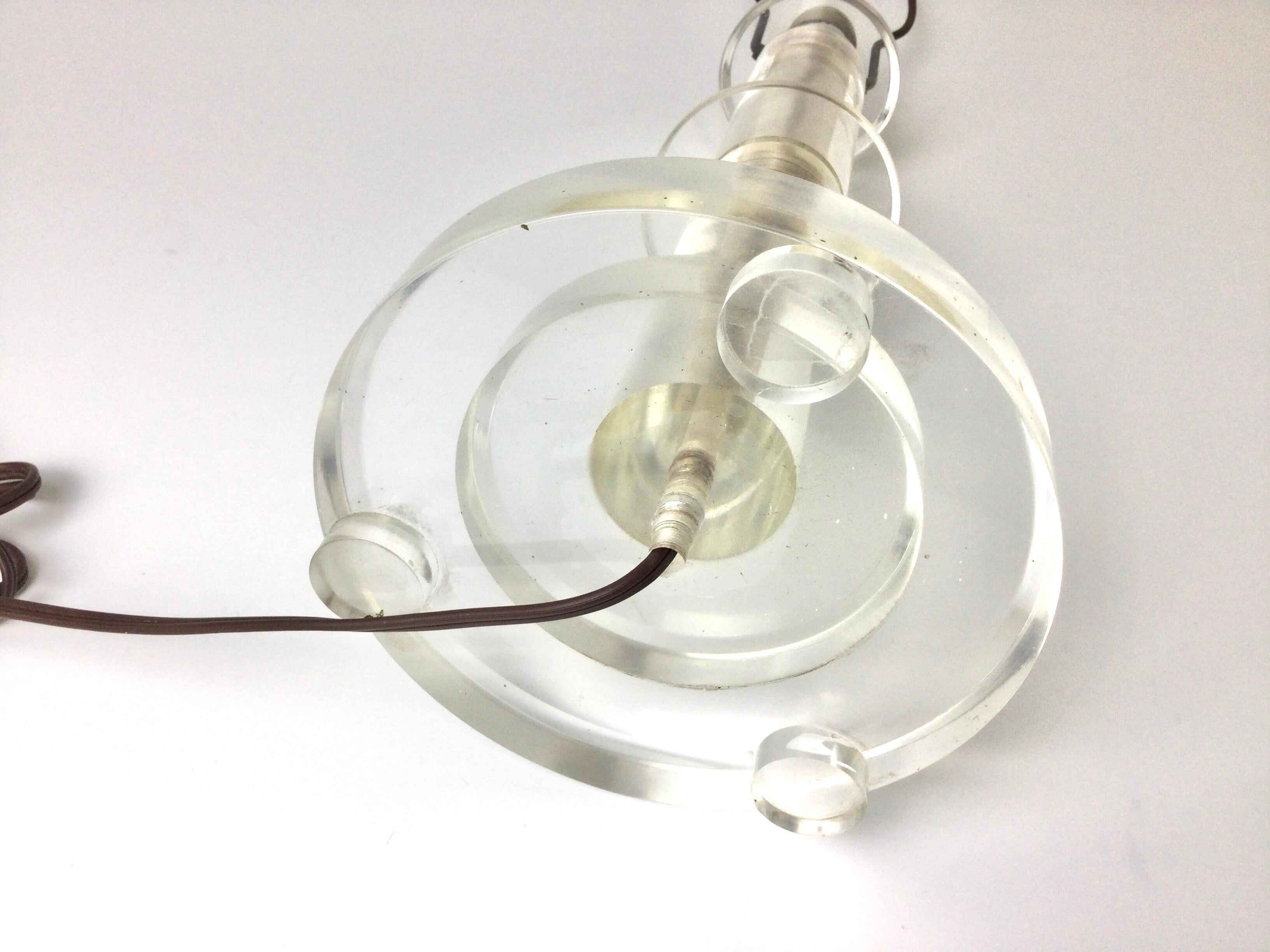 1970s Lucite Round Table Lamp For Sale 2
