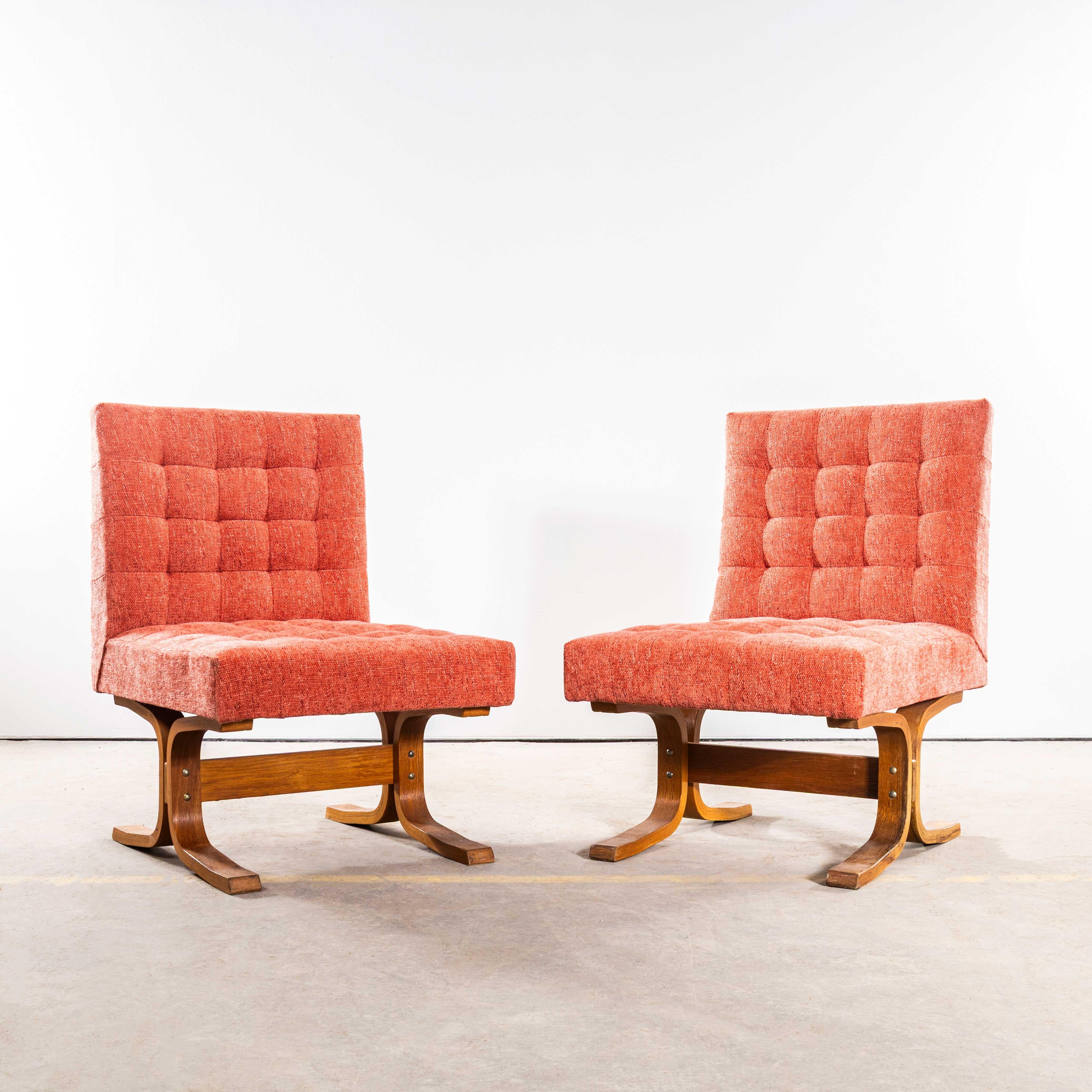 1970's Ludvik Volak Coral Slubbed Weave Reupholstered Bratislava Side Chairs. 
Der direkt aus der Tschechischen Republik stammende Volak ist einer der berühmtesten Designer der Jahrhundertmitte, der vor allem für den organischen Raumteiler von