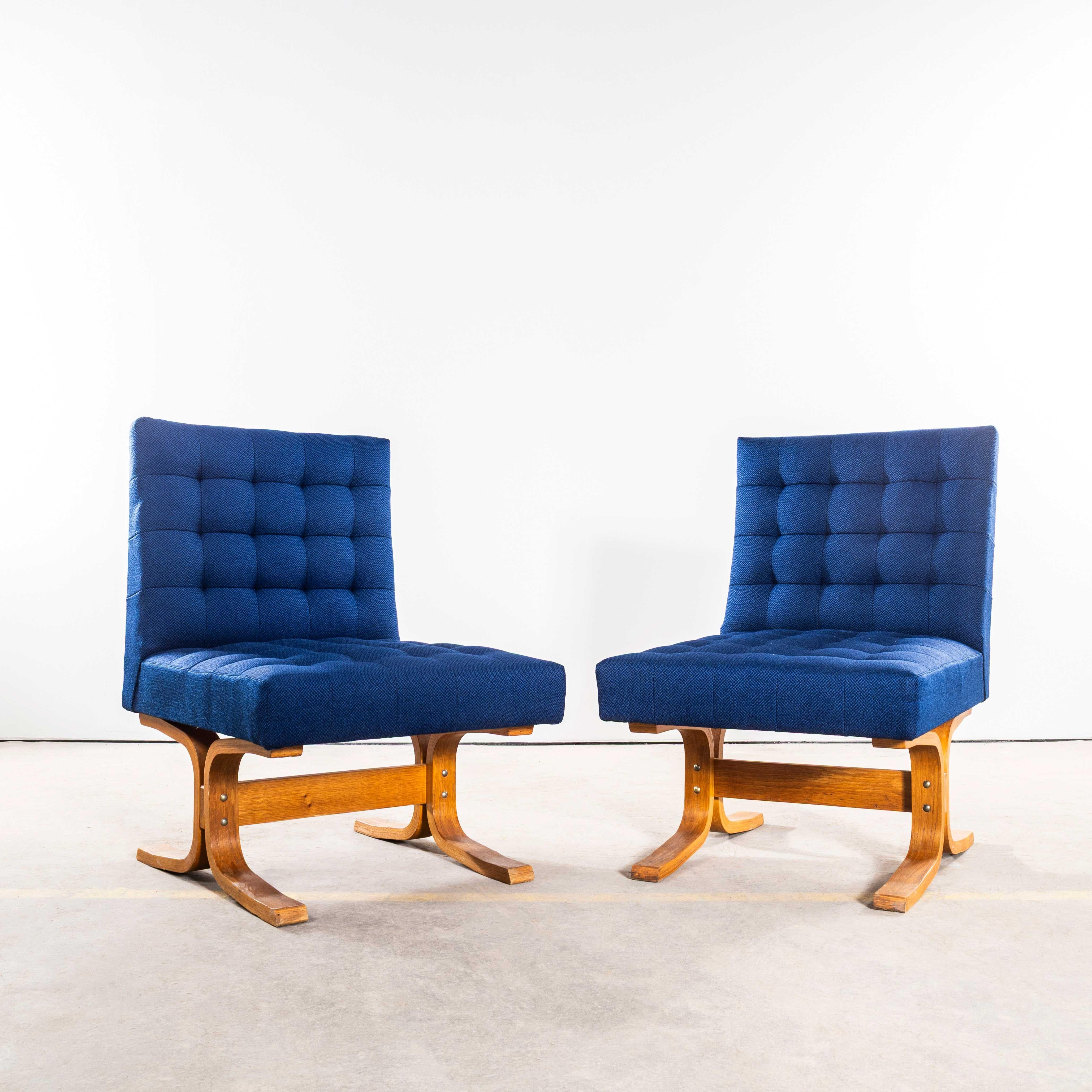 1970's Ludvik Volak Deep Blue Slubbed Weave Reupholstered Bratislava Side Chairs. 
Der direkt aus der Tschechischen Republik stammende Volak ist einer der berühmtesten Designer der Jahrhundertmitte, der vor allem für den organischen Raumteiler von
