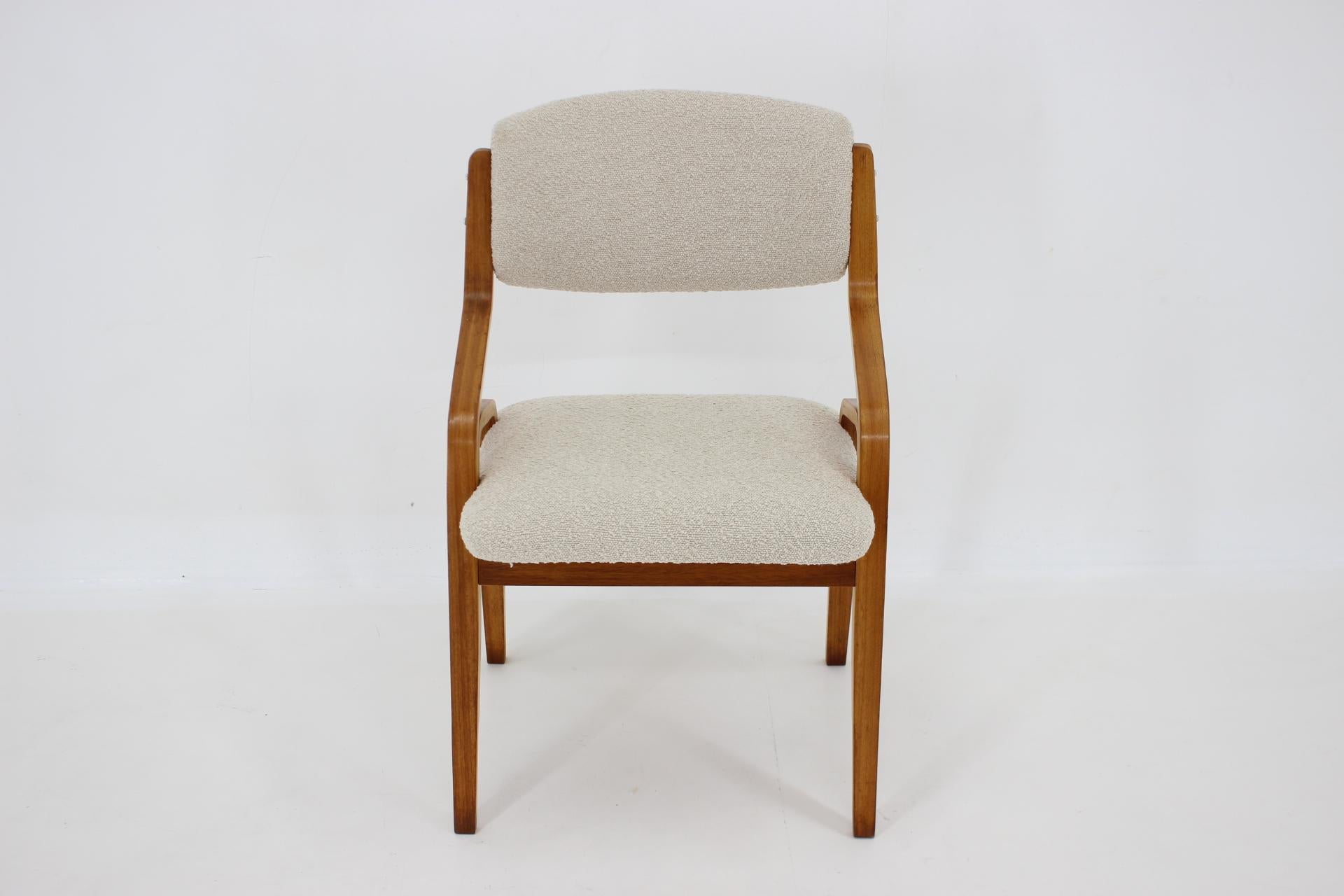 Mid-Century Modern Quatre chaises de salle à manger en bois cintré Ludvík Volák des années 1970 en tissu bouclé, Tchécoslovaquie en vente