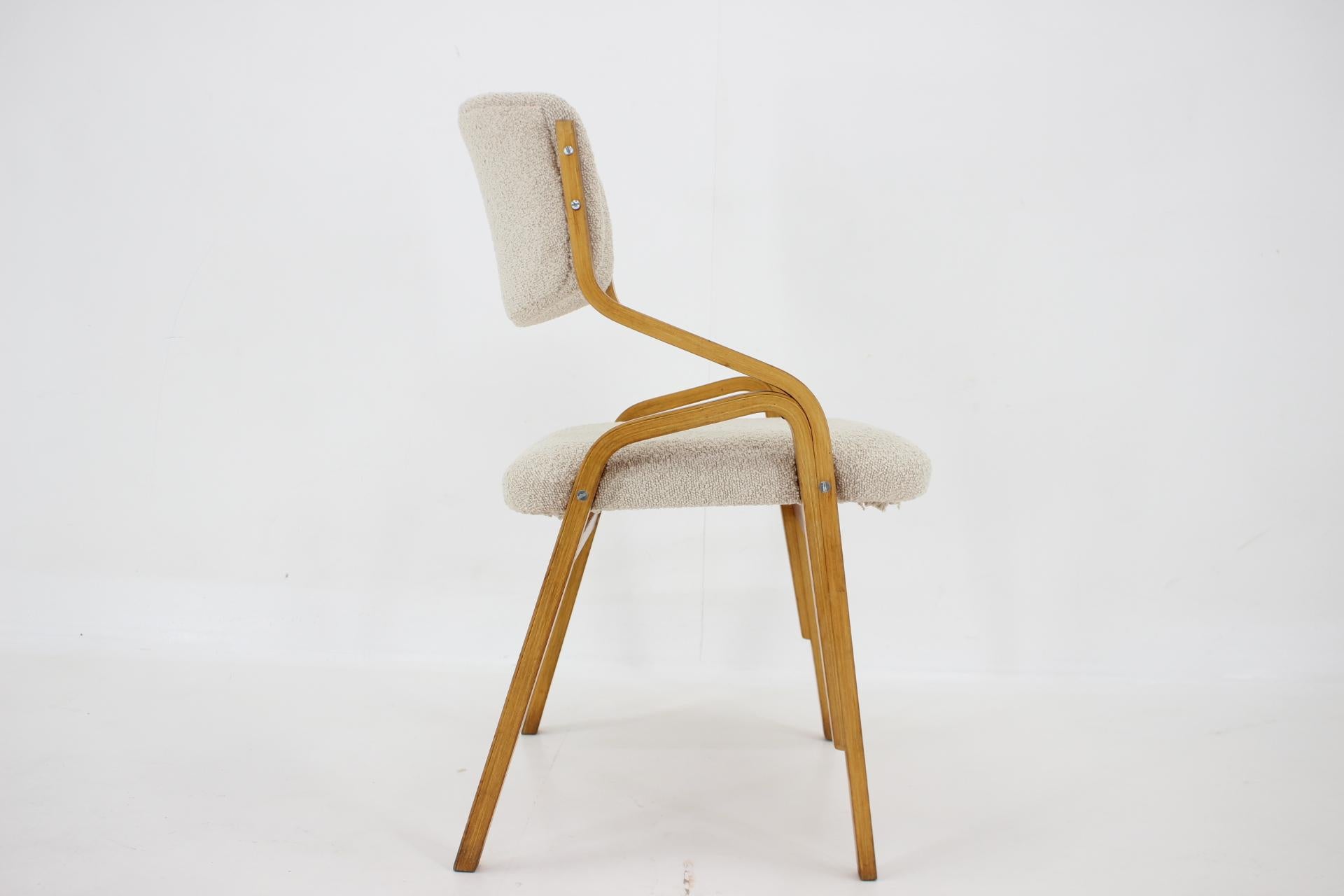 Bouclé Quatre chaises de salle à manger en bois cintré Ludvík Volák des années 1970 en tissu bouclé, Tchécoslovaquie en vente