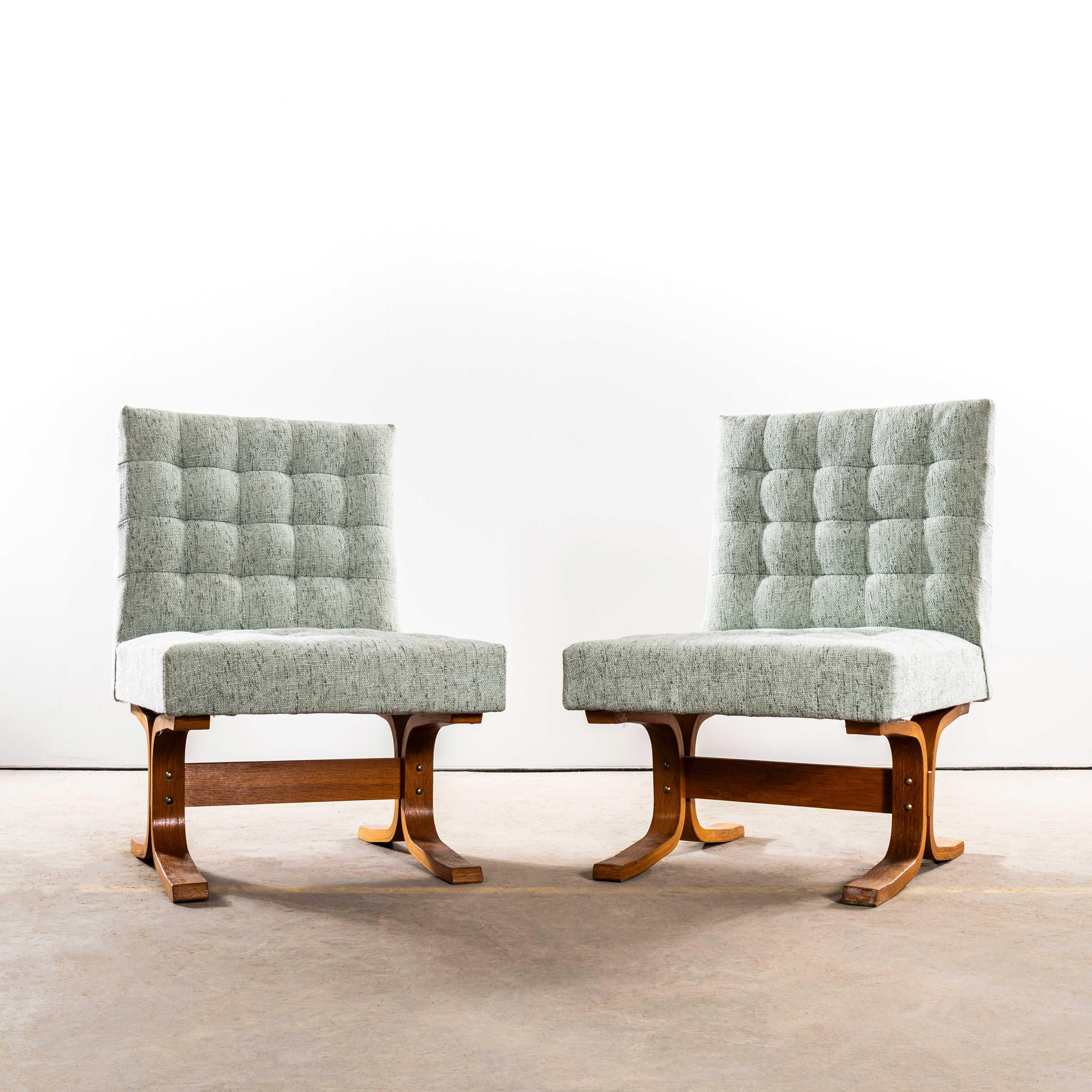Chaises d'appoint Bratislava en écume de mer Ludvik Volak des années 1970. 
En provenance directe de la République tchèque, Volak est l'un des plus célèbres designers du milieu du siècle, surtout connu pour le séparateur de pièce organique fabriqué