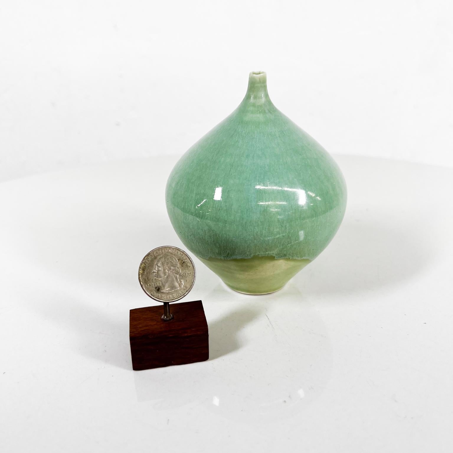 Poterie d'art du milieu du siècle Vase Ethereal Green Weed Pot Vase
4,5 de haut x 3,5 de diamètre
Les initiales signées apparaissent comme PK
Condition vintage originale
Voir les images fournies.