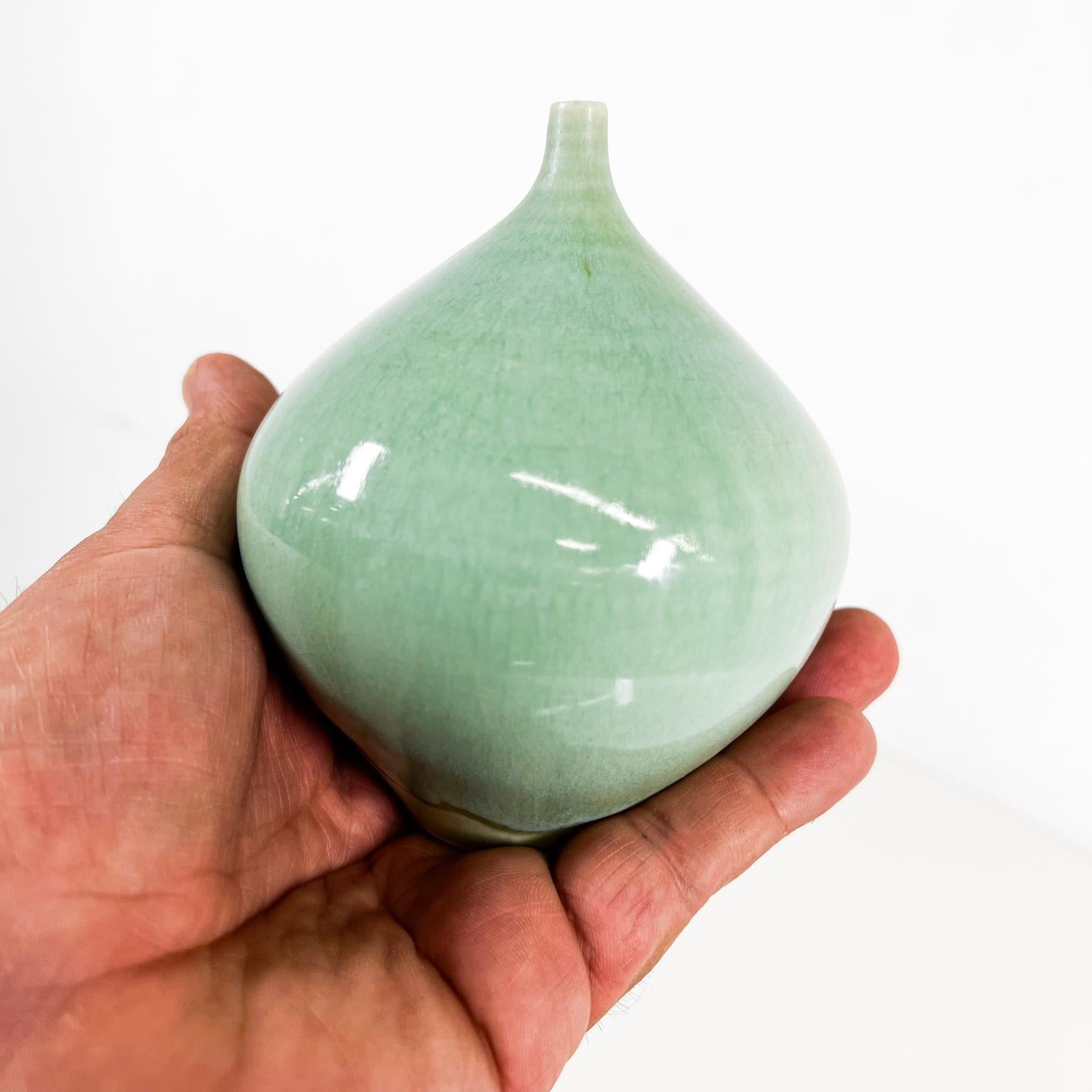 Vase à bourgeons verts en poterie d'art signé, années 1970 en vente 2