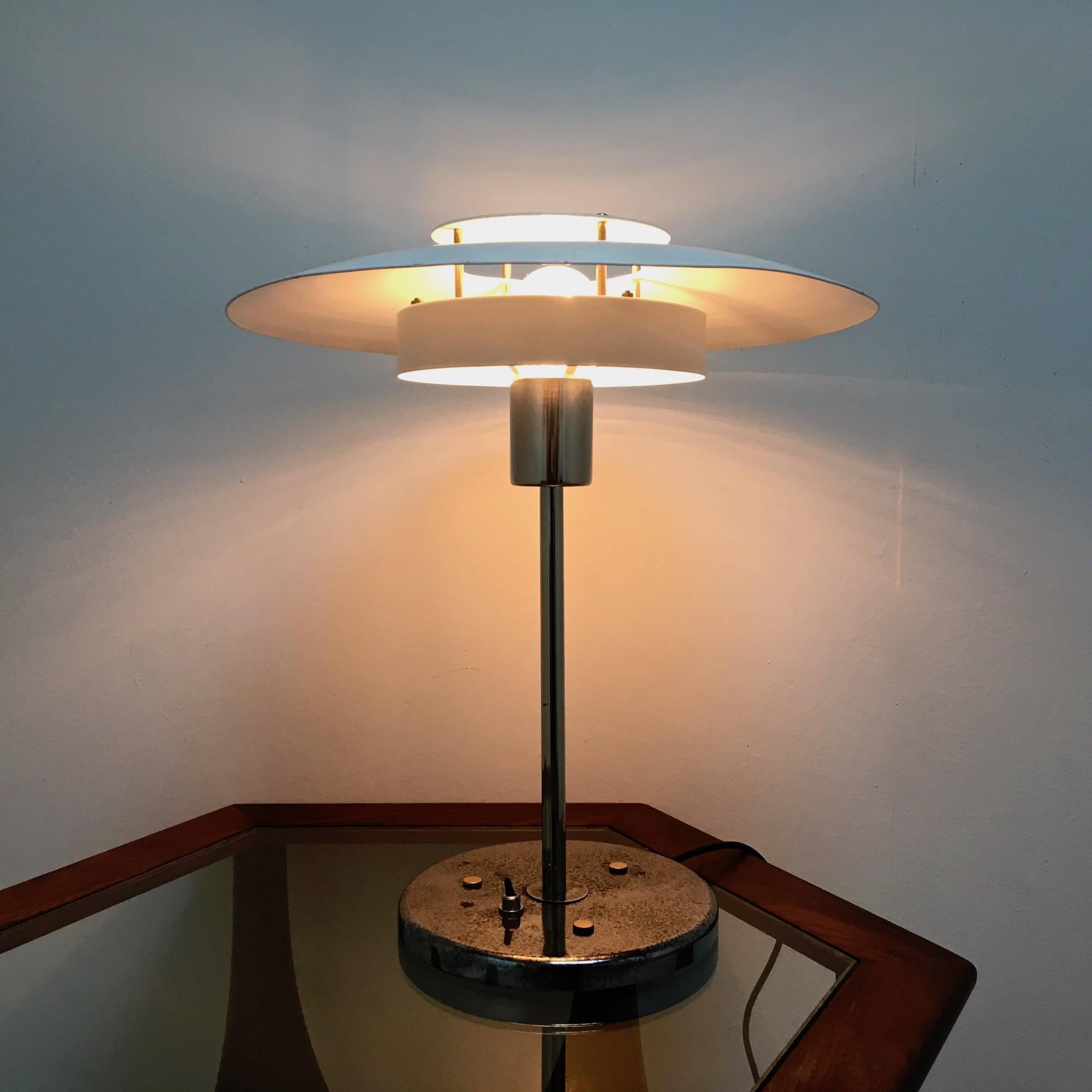 Table lamp by Luxo Borens, circa 1970, in withe painted aluminium and iron, fully restored.
