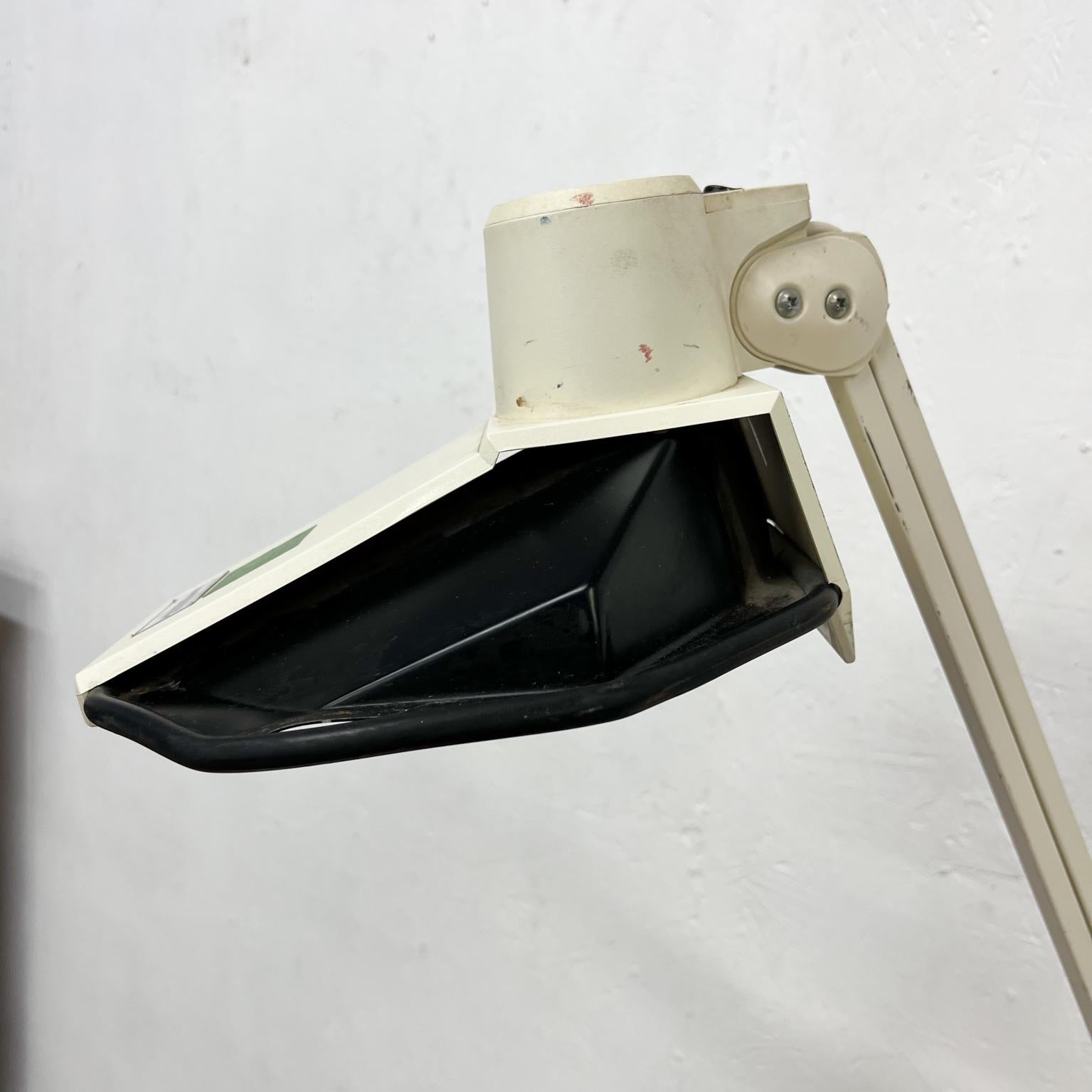 Européen Rare lampe de bureau à pampilles vintage d'architecte LUXO des années 1970 pour Jac Jacobsen en vente
