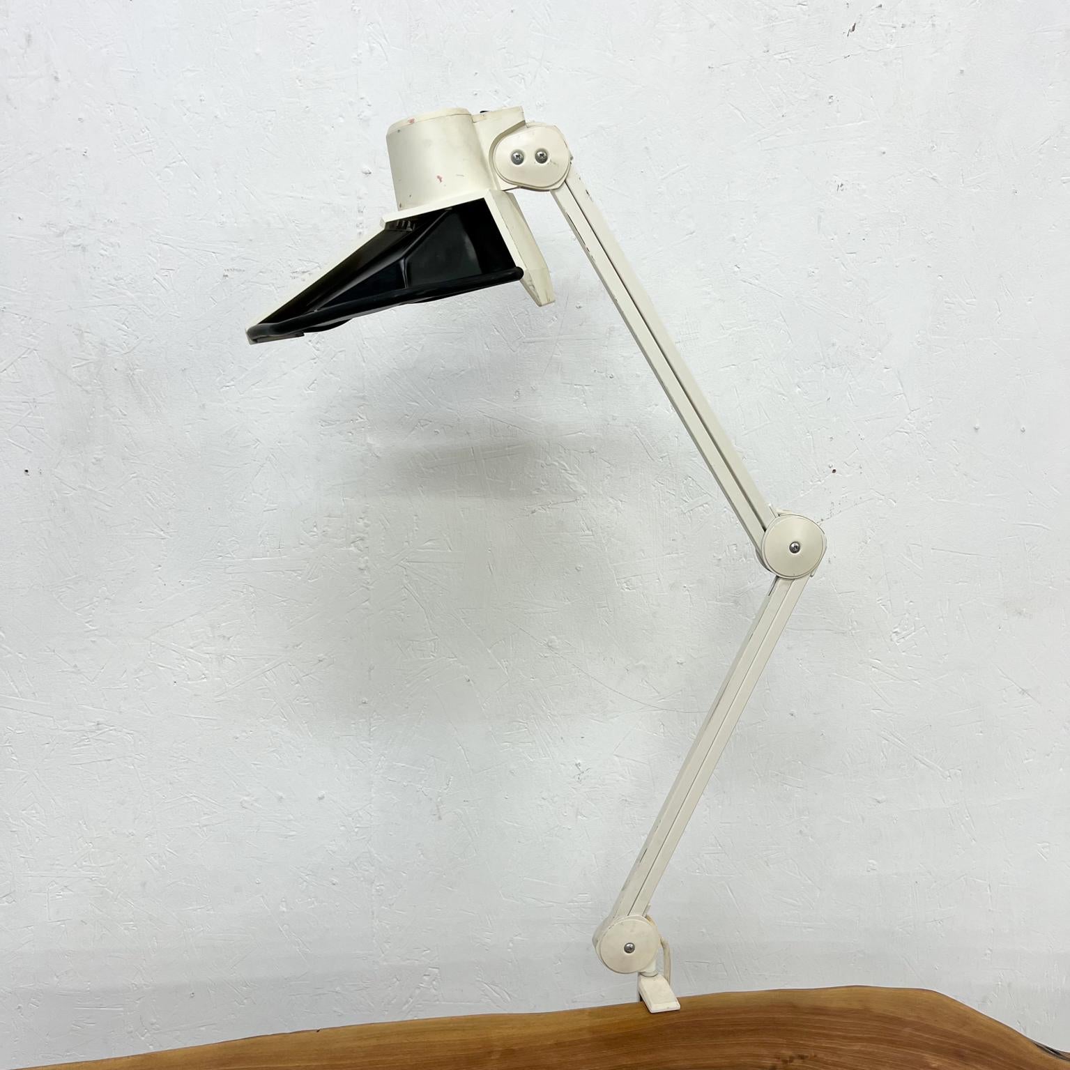 Fin du 20e siècle Rare lampe de bureau à pampilles vintage d'architecte LUXO des années 1970 pour Jac Jacobsen en vente