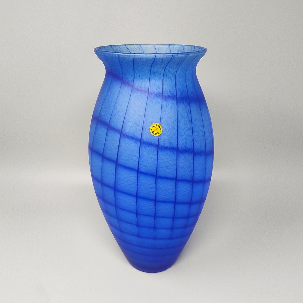 Años 70 Lujoso jarrón azul hecho a mano en cristal de Murano por Ca dei Vetrai. Fabricado en Italia. El artículo está en excelentes condiciones. Este jarrón está hecho a mano en vidrio soplado. 
Dimensión:
diam 6,69 x 14,17 pulgadas H
diam 17 cm x