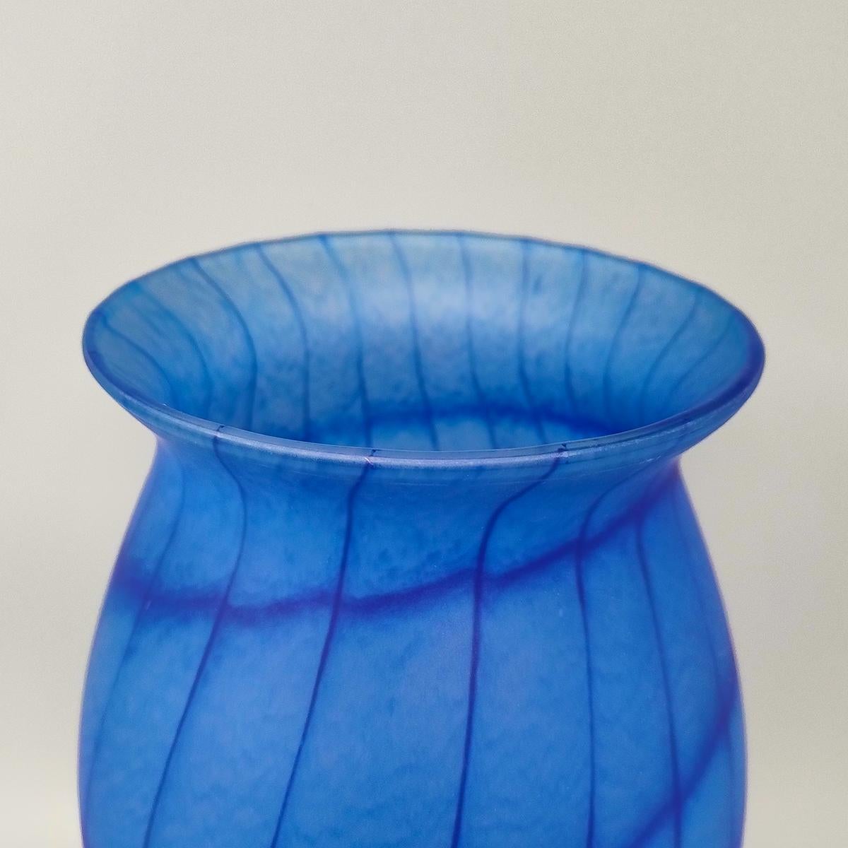 Jarrón artesanal azul de lujo de los años 70 en cristal de Murano. by Ca dei Vetrai Italiano en venta