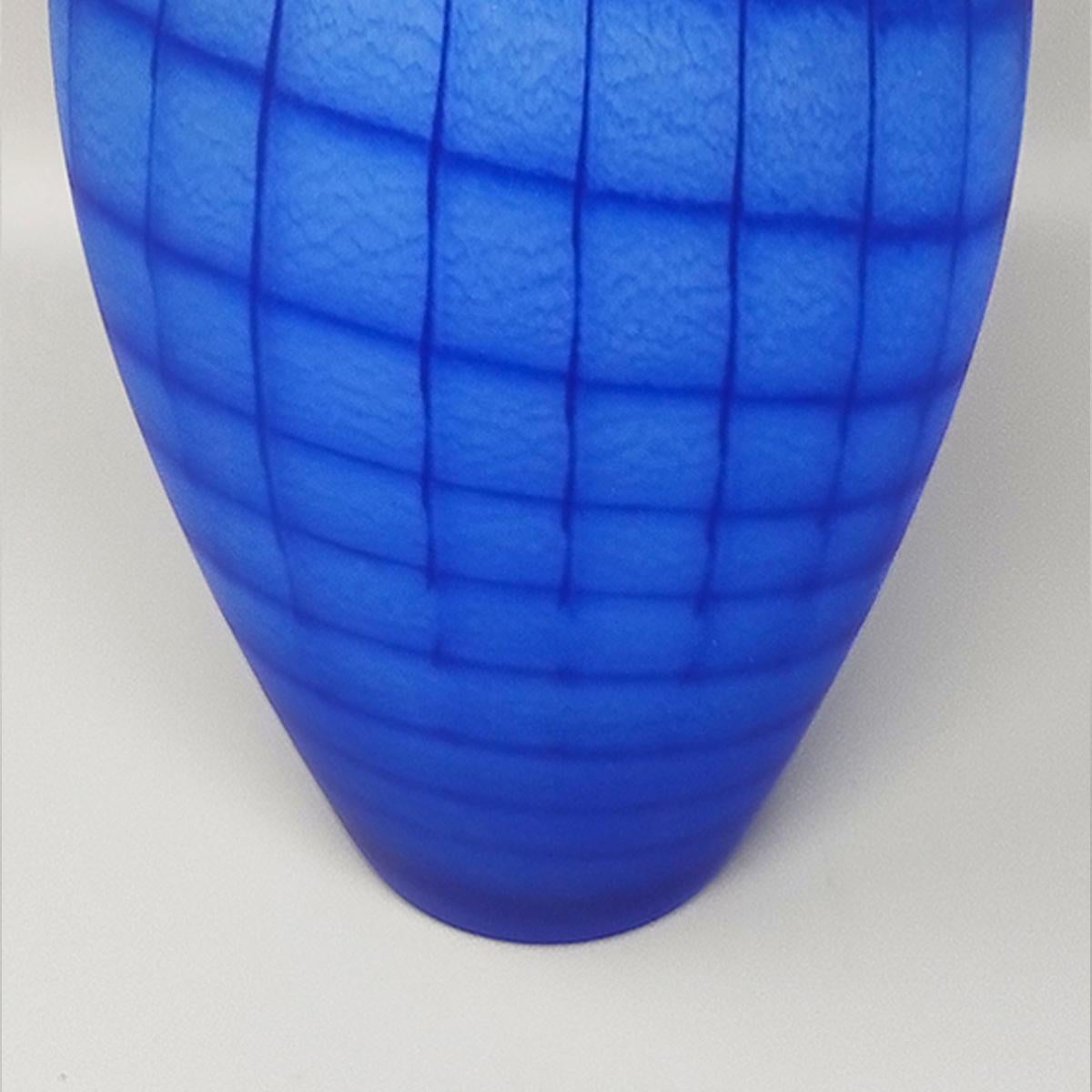 Jarrón artesanal azul de lujo de los años 70 en cristal de Murano. by Ca dei Vetrai en Excelente estado para la venta en Milano, IT