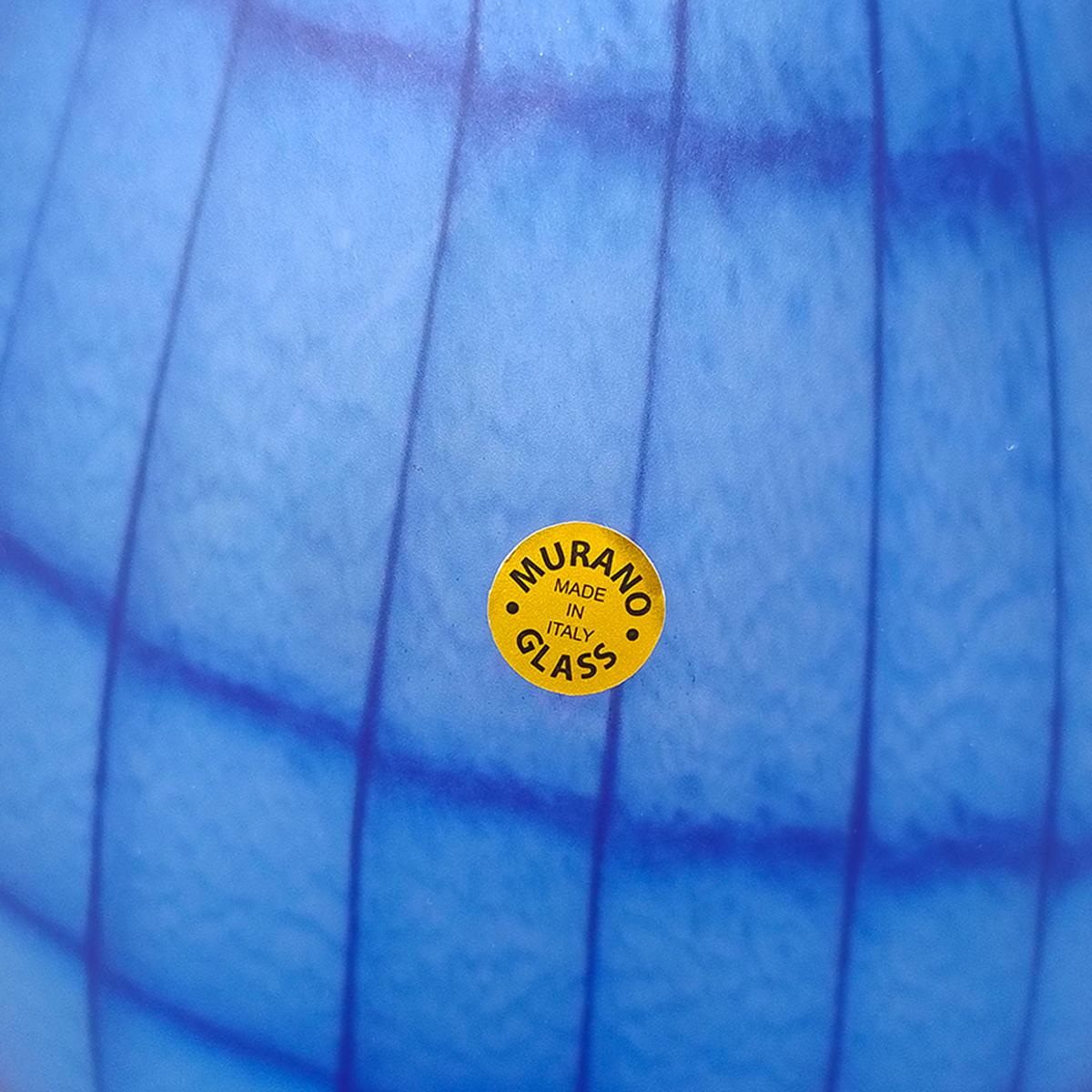 Jarrón artesanal azul de lujo de los años 70 en cristal de Murano. by Ca dei Vetrai finales del siglo XX en venta