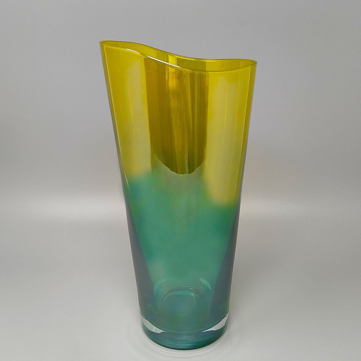 1970s Luxury green and yellow handcrafted vase in Murano Glass by Ca dei Vetrai. Made in Italy. The item is in excellent condition. This vase is handmade in blown glass. 
Dimension:
diam 5,51 x 11,41 H inches
diam 14 cm x 29 H cm