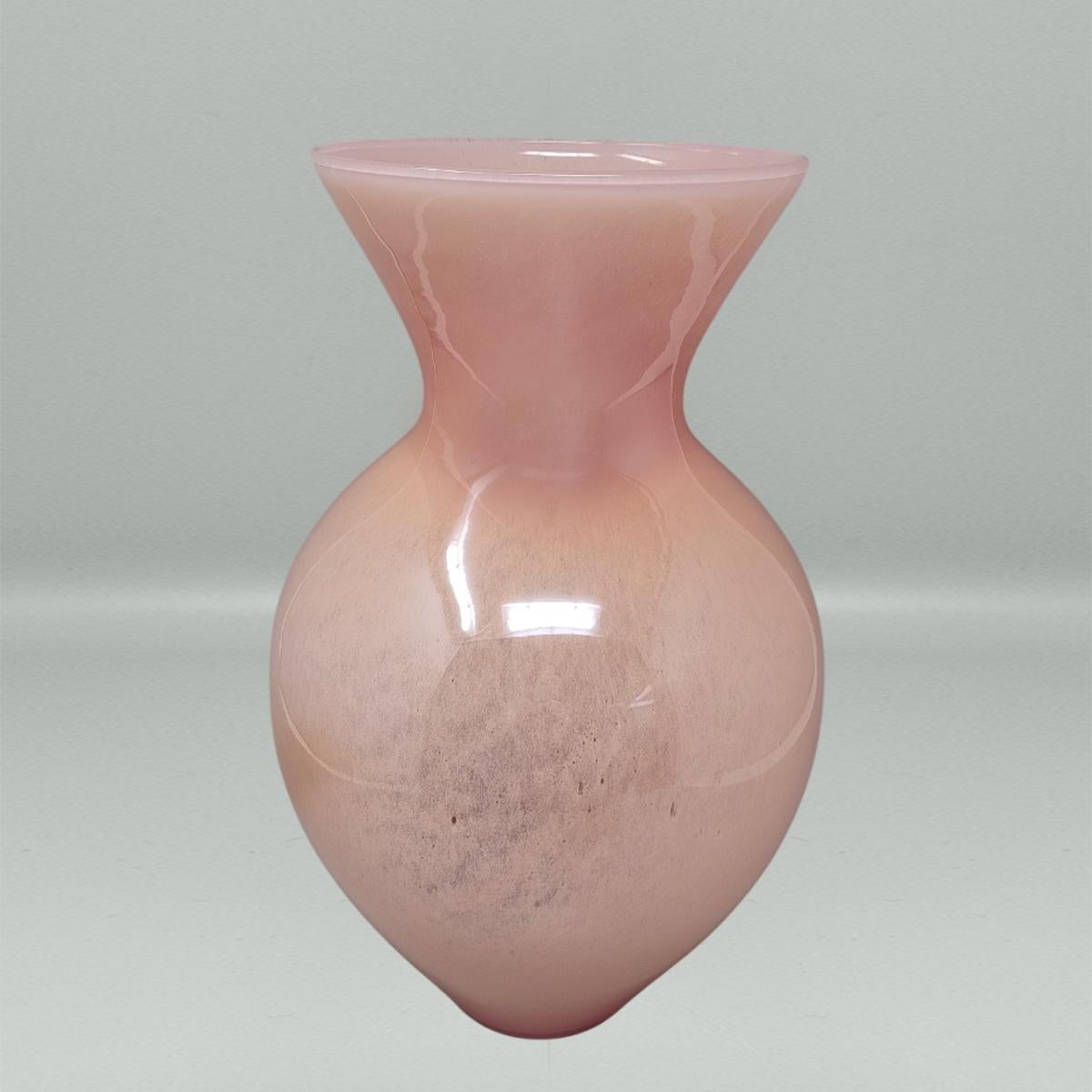 1970 Vase de luxe rose en verre de Murano fabriqué à la main par Maestro del Vetro. Fait en Italie. L'article est en excellent état. Ce vase est fabriqué à la main en verre soufflé. 
Dimension :
diam 7,87 x 14,17 H pouces
diam 20 cm x 36  H cm