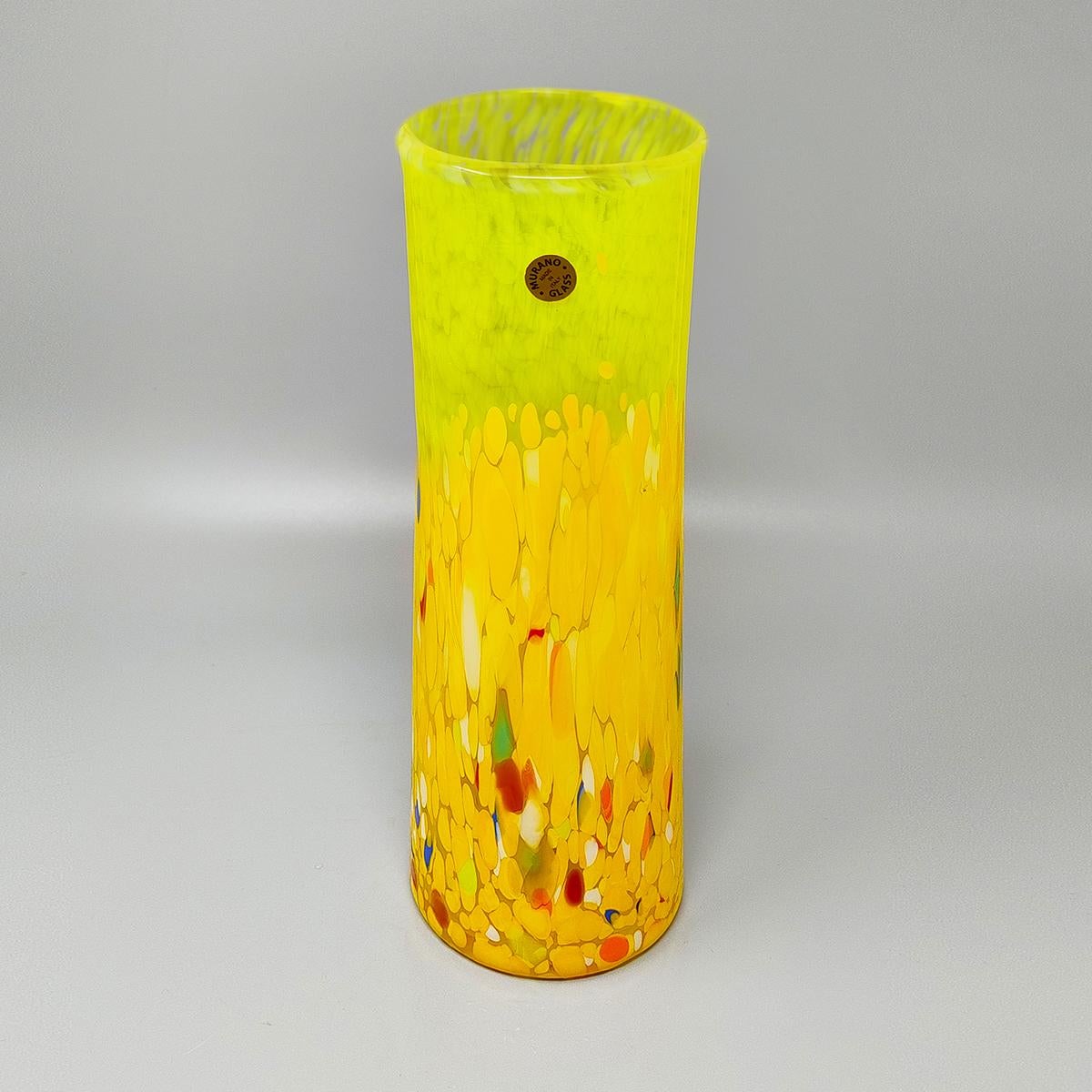 1970 Vase de luxe jaune en verre de Murano fabriqué à la main par Maestro del Vetro. Fait en Italie. L'article est en excellent état. Ce vase est fabriqué à la main en verre soufflé. 
Dimension :
diam 3,93 x 11,02 H pouces
diam 10 cm x 28 H cm
