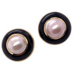 1970s Mabe Pearl Black Onyx Round 18 Karat Yellow Gold Earrings Lever Backs