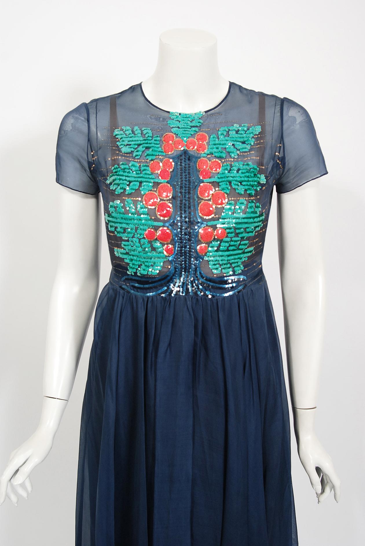 Magnifique ensemble de robe deux pièces haute couture Madame Gres datant du milieu des années 1970. Madame Gres estimait que le véritable travail du couturier ne consistait pas à se créer un nom, comme le font de nombreux créateurs, mais à accorder