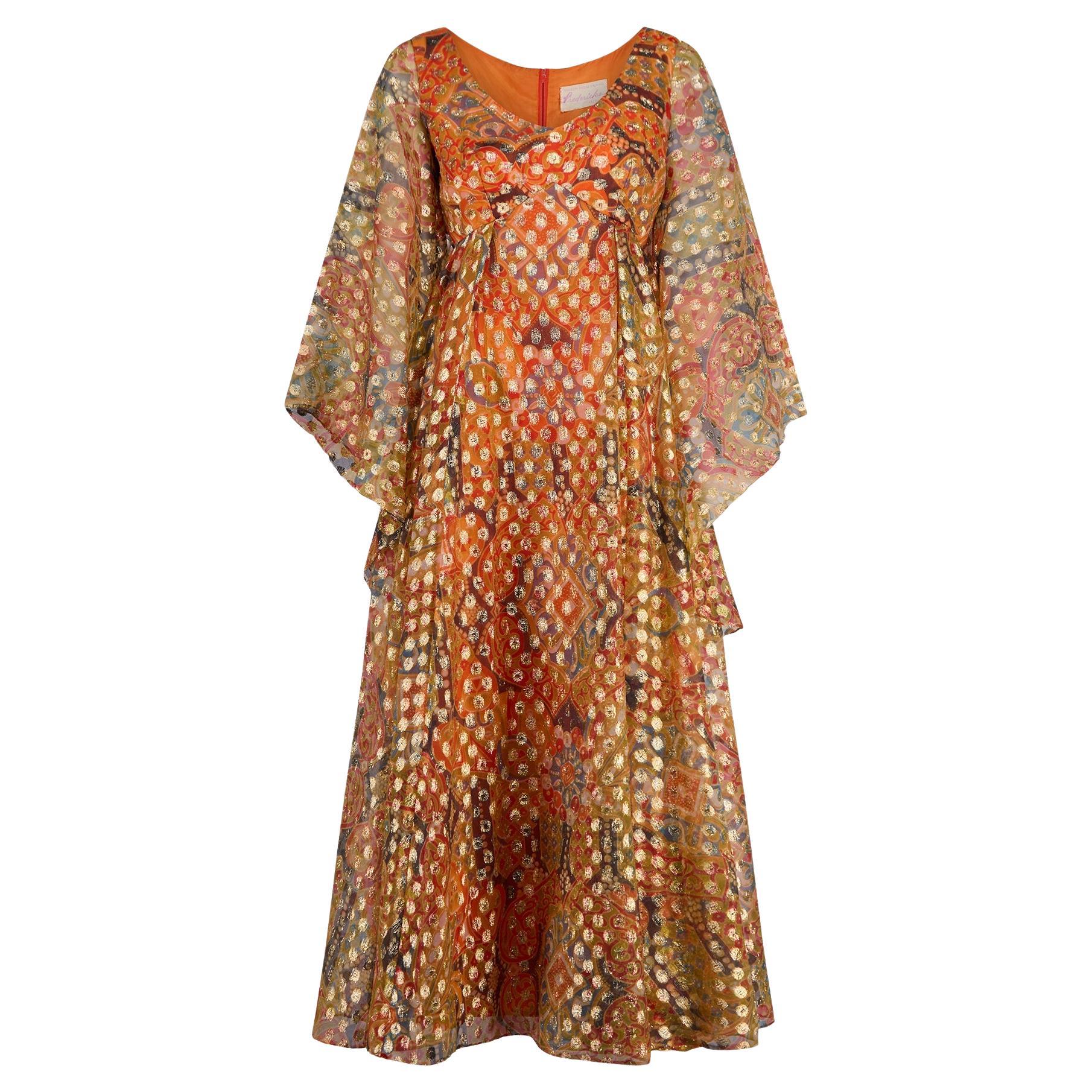 1970s Madelyn Modes Naranja Metálico Paisley Mangas de Ángel Maxi Vestido